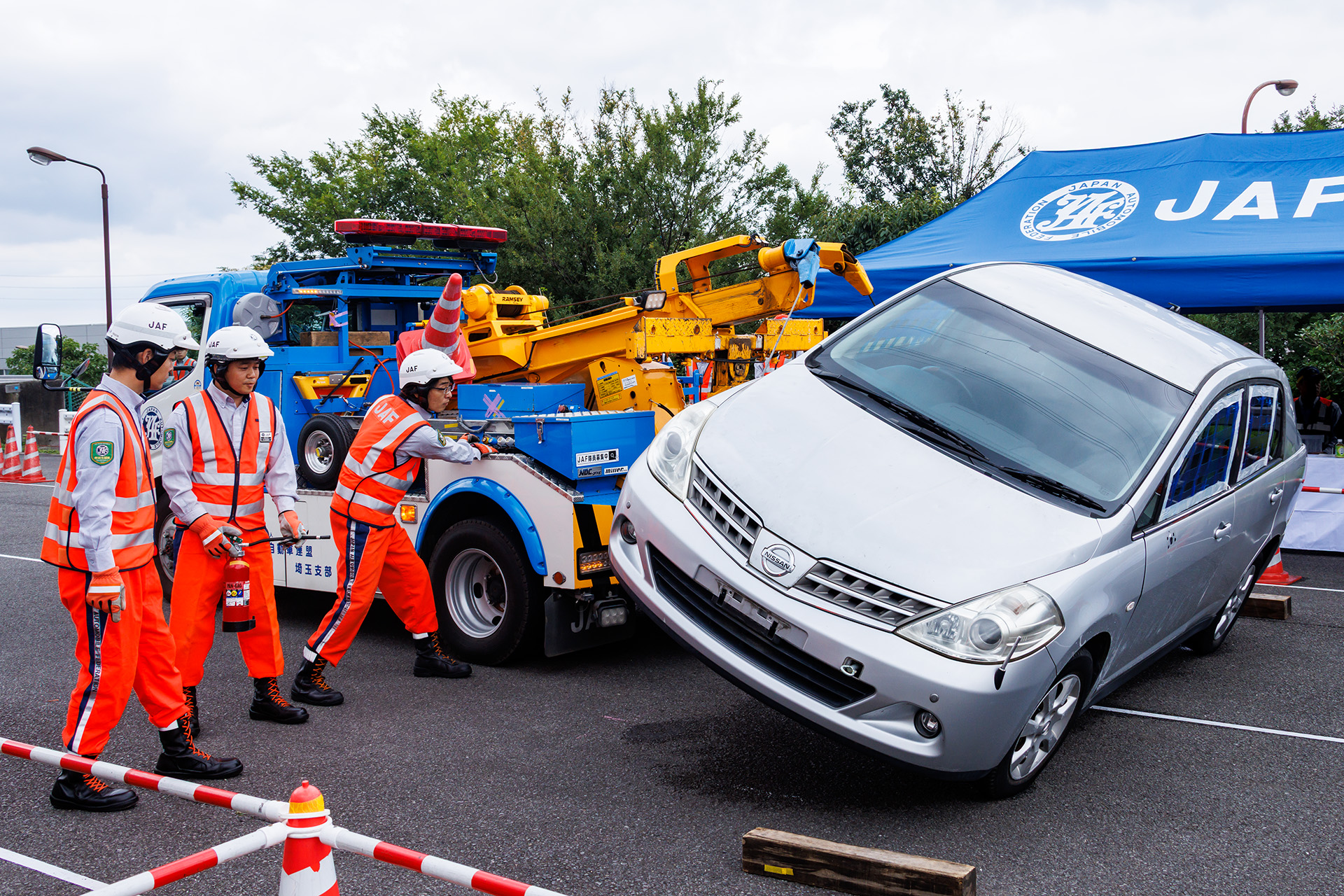 車両を横倒しするのも訓練の一環