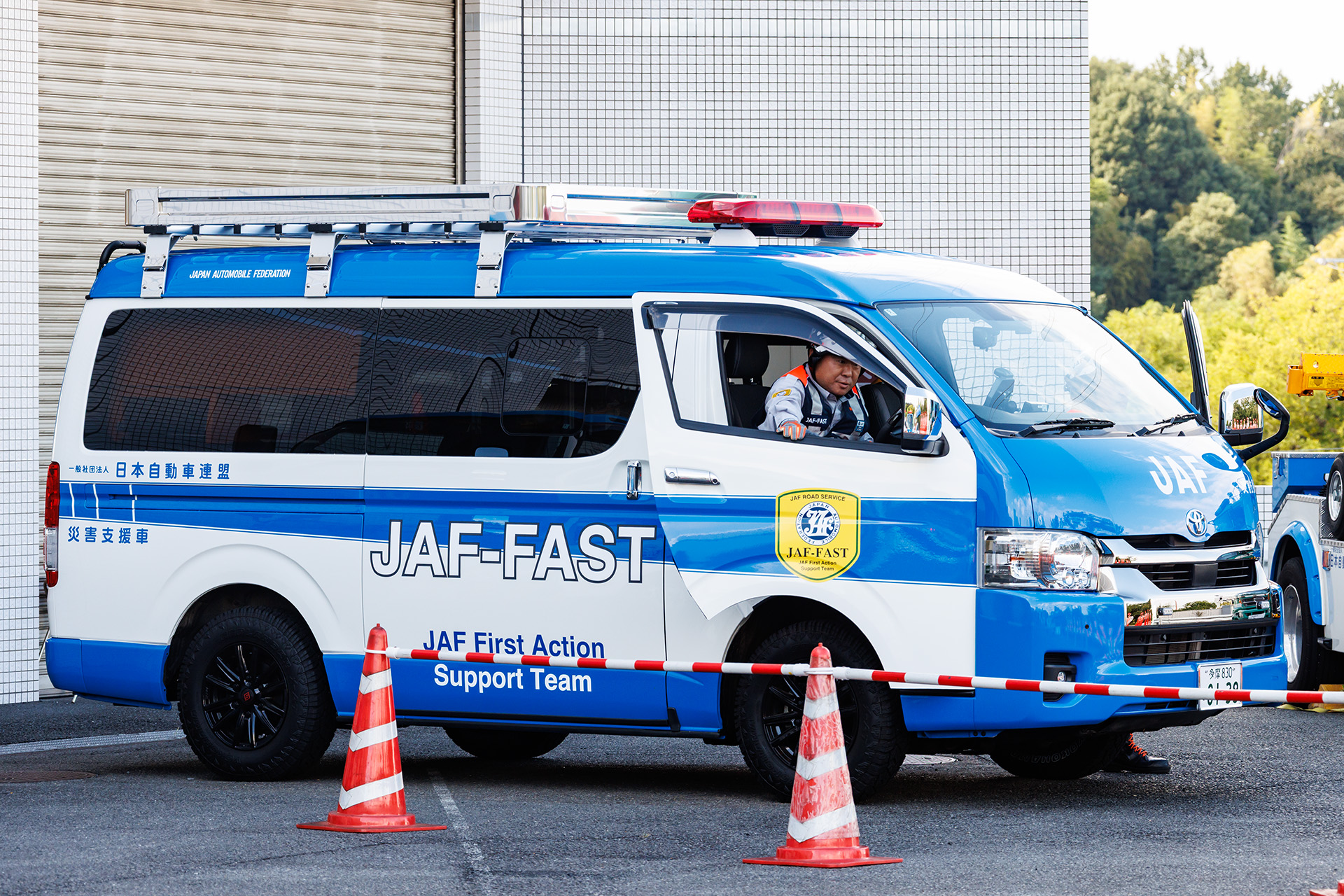 先行して現場の状況を確認するためのJAF-FAST車両。車両移動などの機材とともに隊員が仮眠できる装備も用意しているという。全国に配備予定だが現在はこの1台のみとのこと