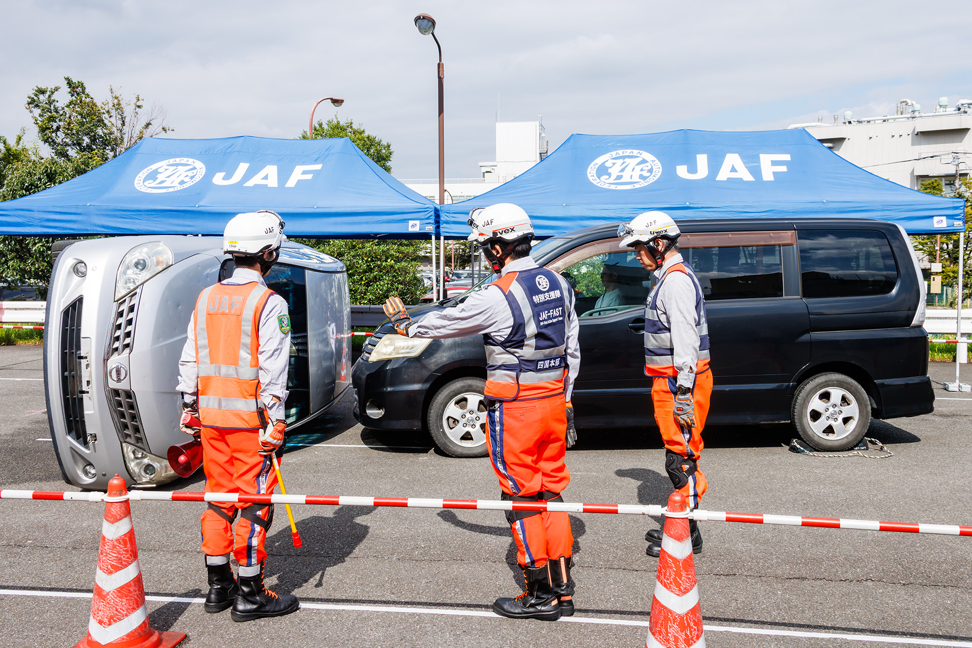 JAF-FAST隊員から現場の状況を伝達。JAF-FAST隊員は実際の作業を行なわず次の現場へ向かうことで迅速化を図っている