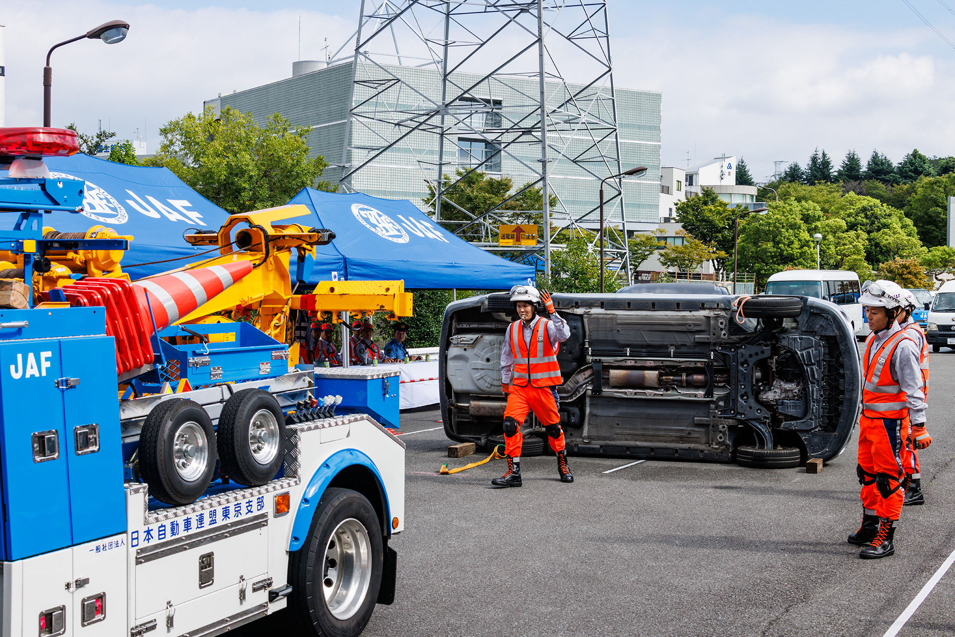 レッカー車を横づけ