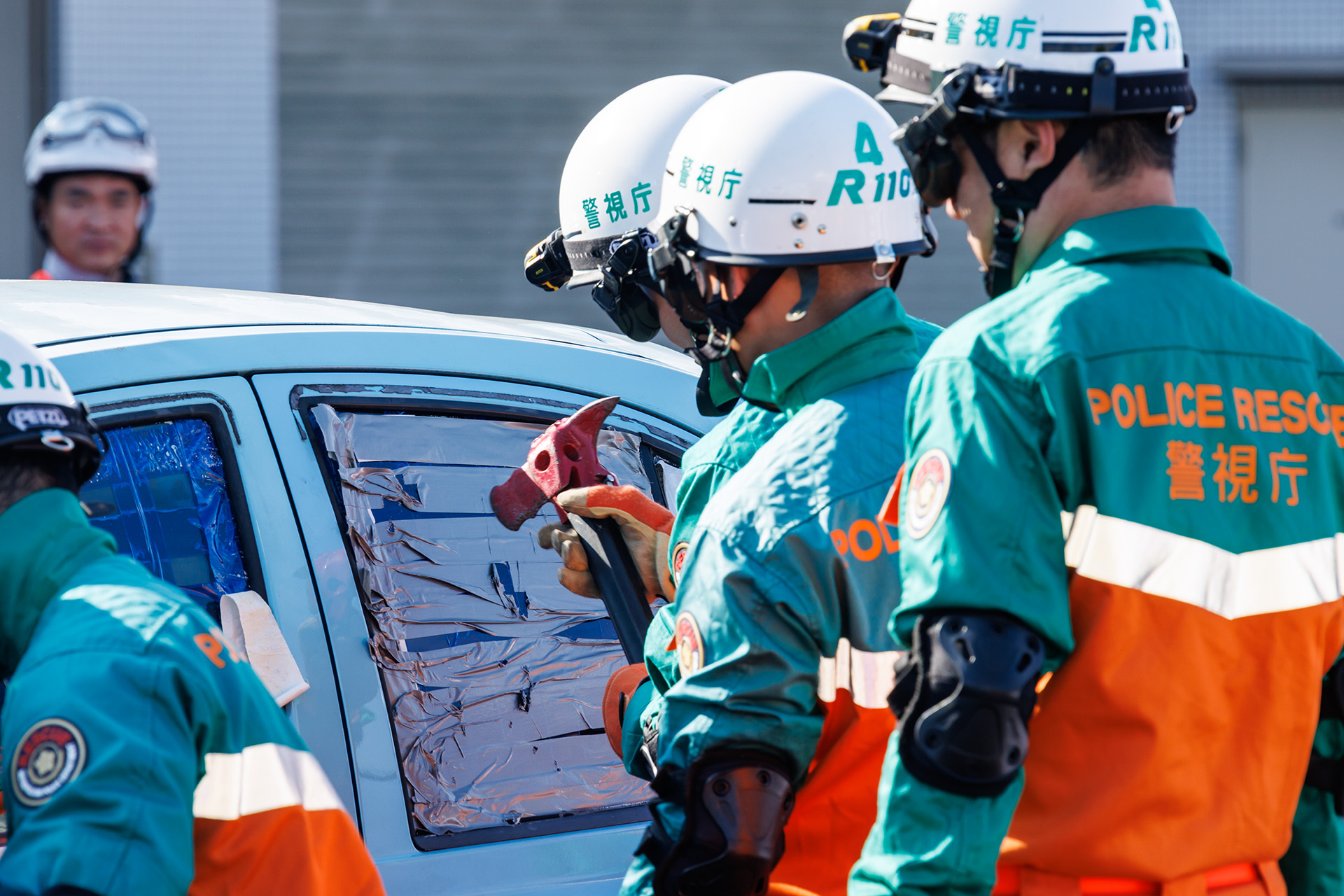 フロントドアが開かないためリアガラスを割って車内へ