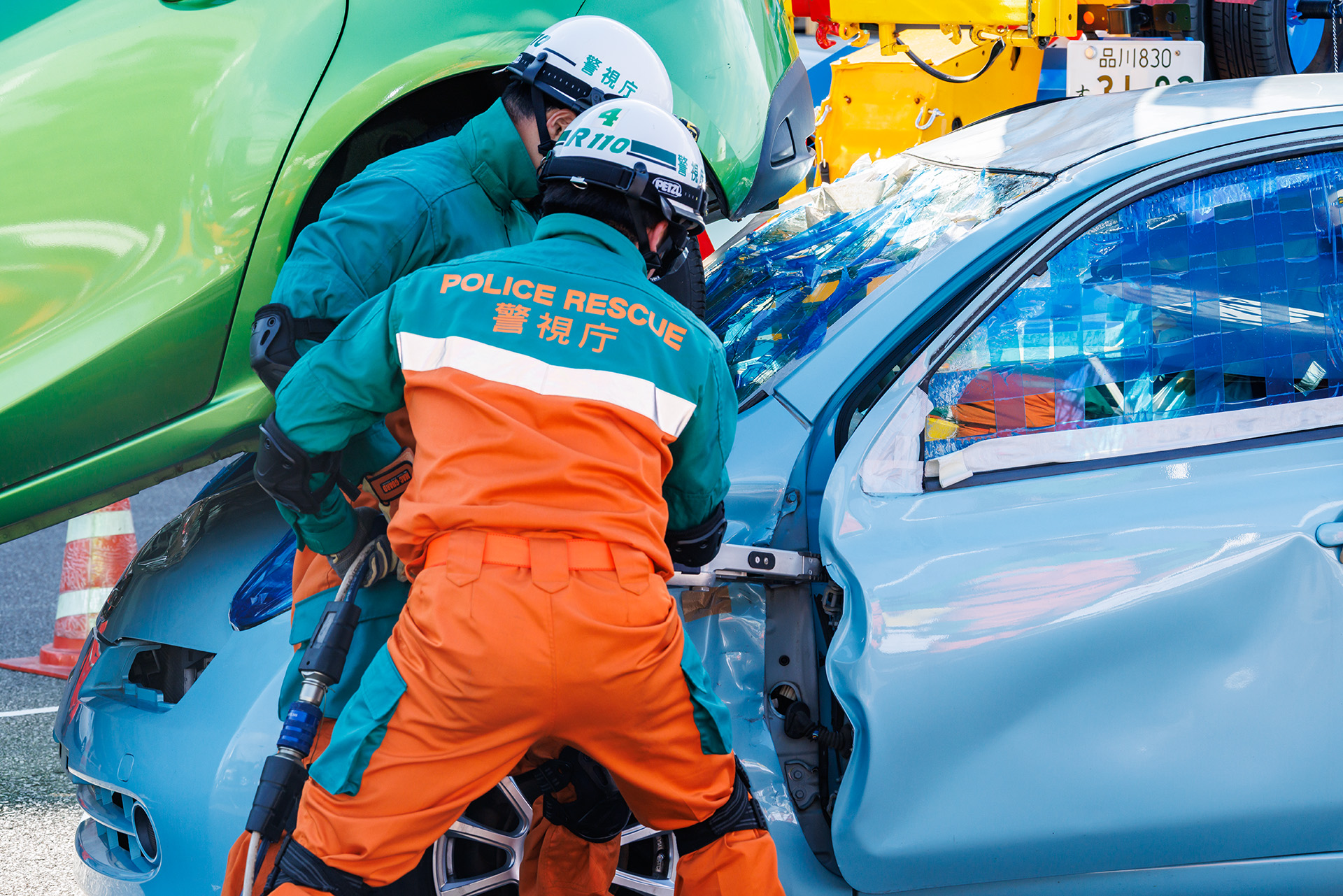 スプレッダーで隙間を広げていく