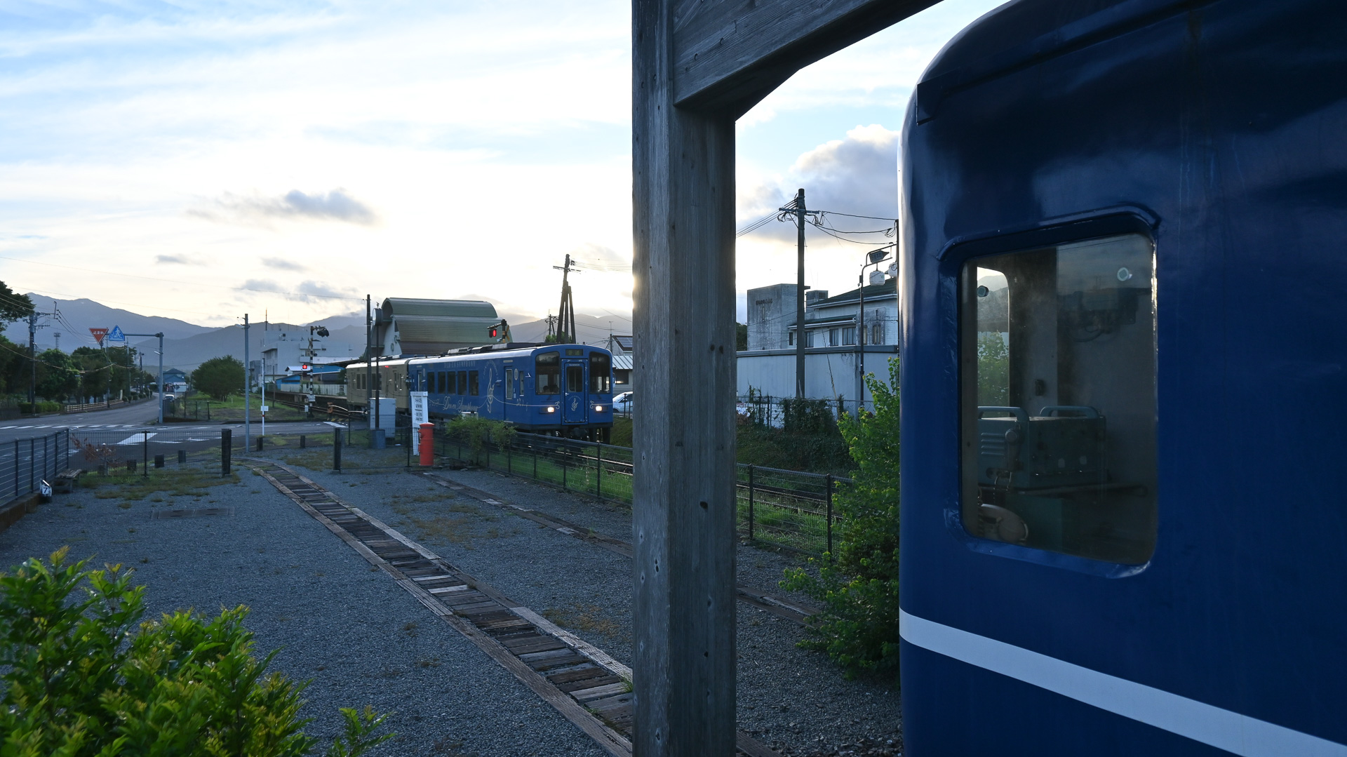 奥がくま川鉄道・多良木駅　始発列車が通過する