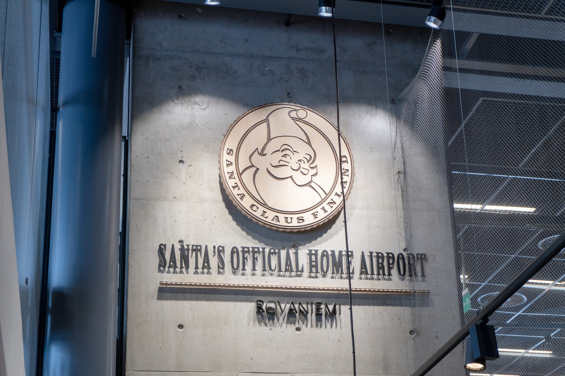 ロヴァニエミ空港が“サンタクロースの公式ホーム空港”であることを示すサイン