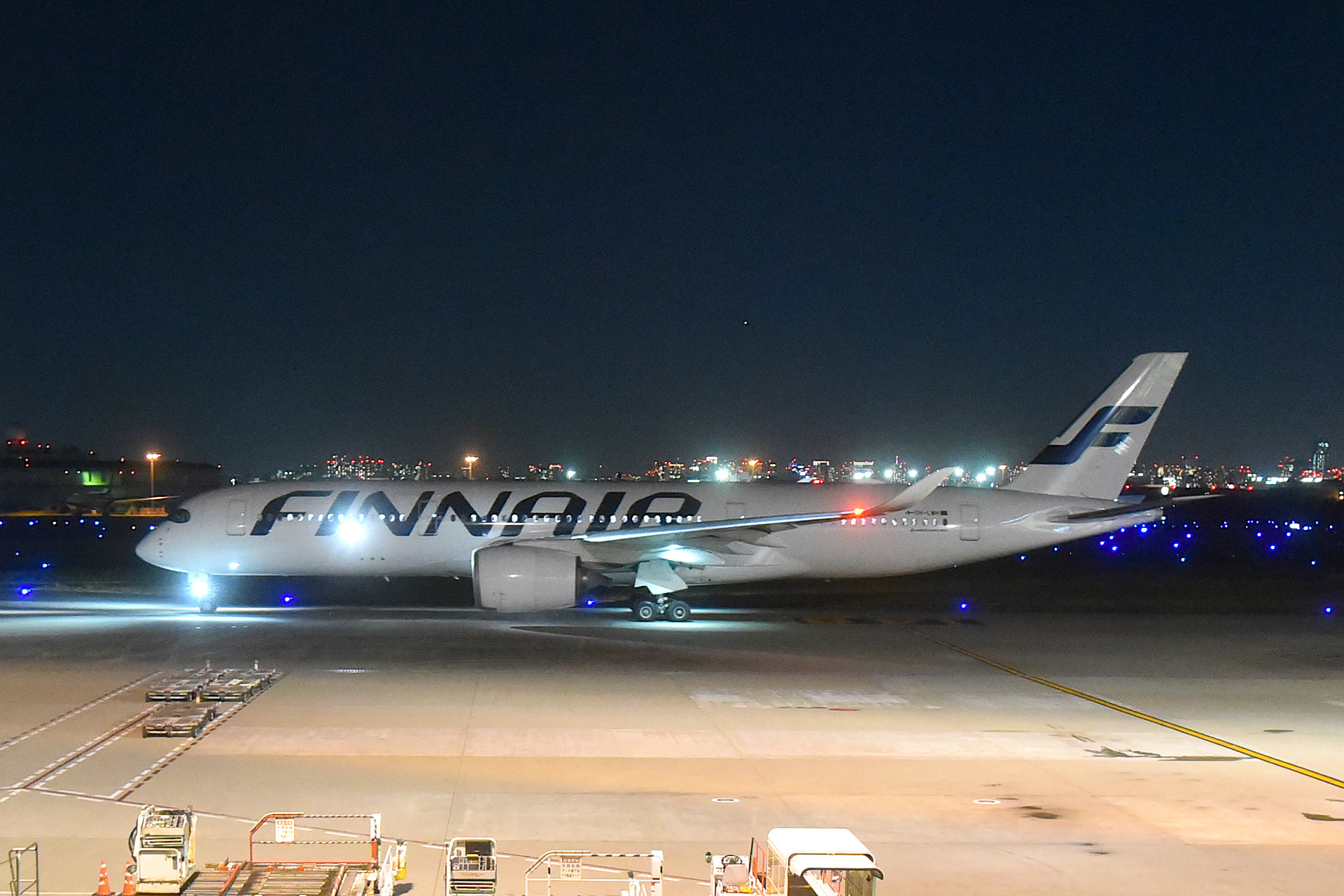 日本から首都ヘルシンキまで、フィンエアーの直行便でひとっ飛び。長距離路線の主力機エアバス A350-900型機で運航