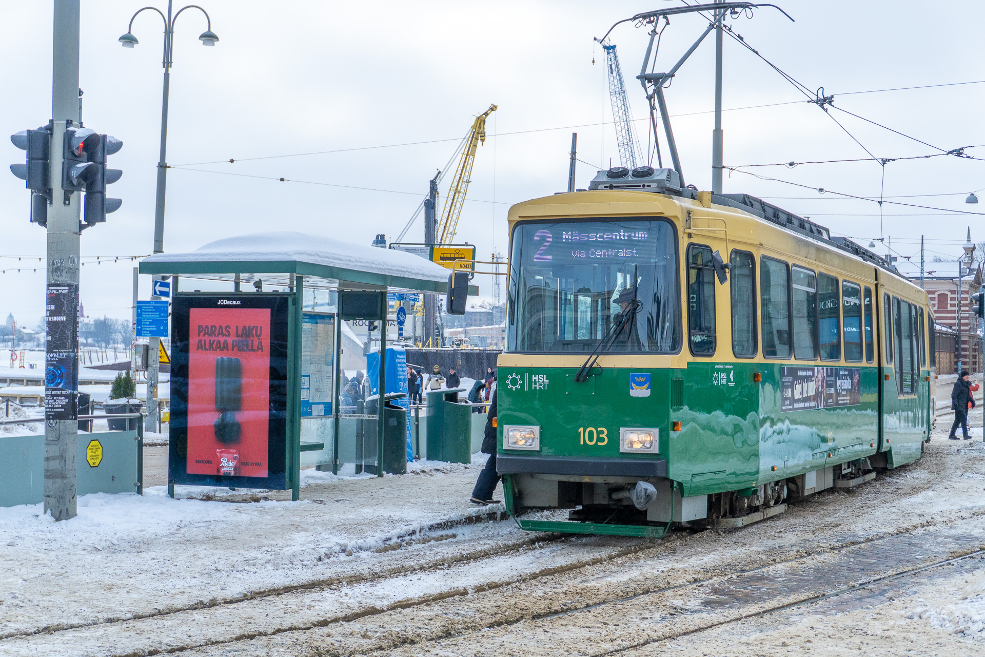 ヘルシンキ市内はトラム（路面電車）が走る。事前に交通局アプリ「HSL」で乗り放題パスを買うのがお得