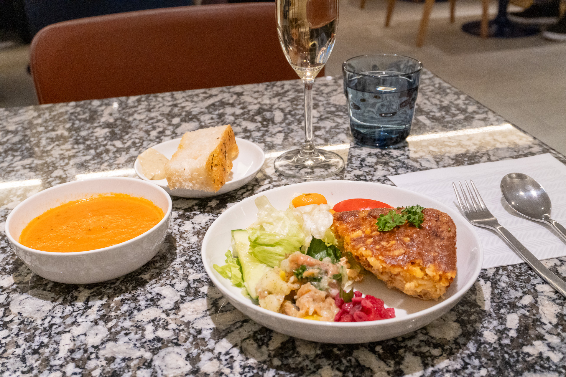 ヘルシンキ空港のビジネスラウンジで味わえるトナカイ肉とマカロニのキッシュも、日本ではお目にかかれない逸品