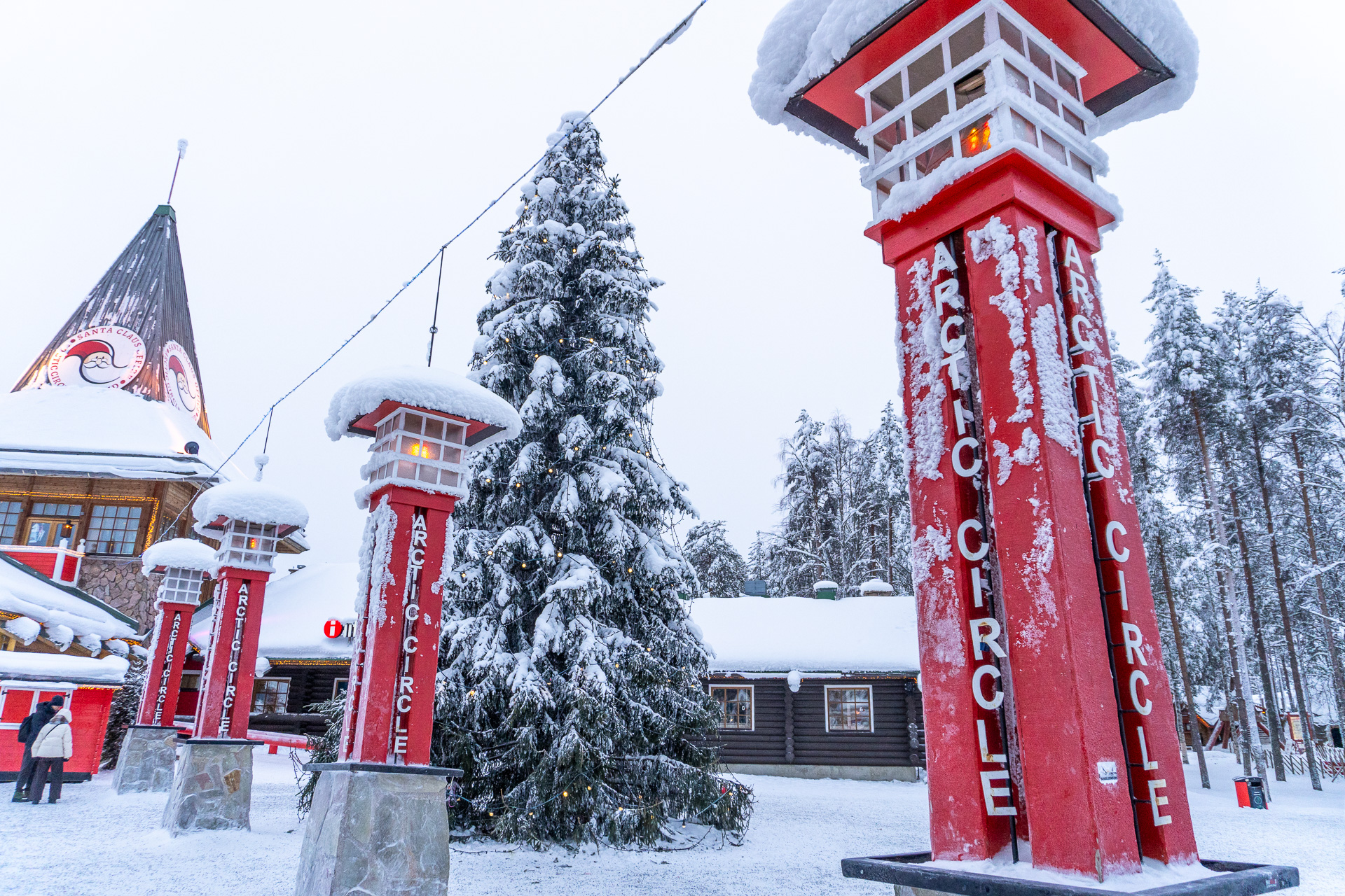 北極圏（Arctic Circle）ラインをまたいで記念撮影するのが定番