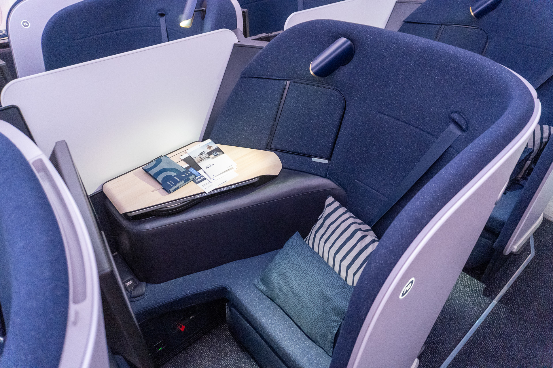 最新ビジネスクラス「AirLounge（エアラウンジ）」。プライベート感の高いシェル型で、シートを倒さずに足をのばして横になれるレイフラットベッド仕様