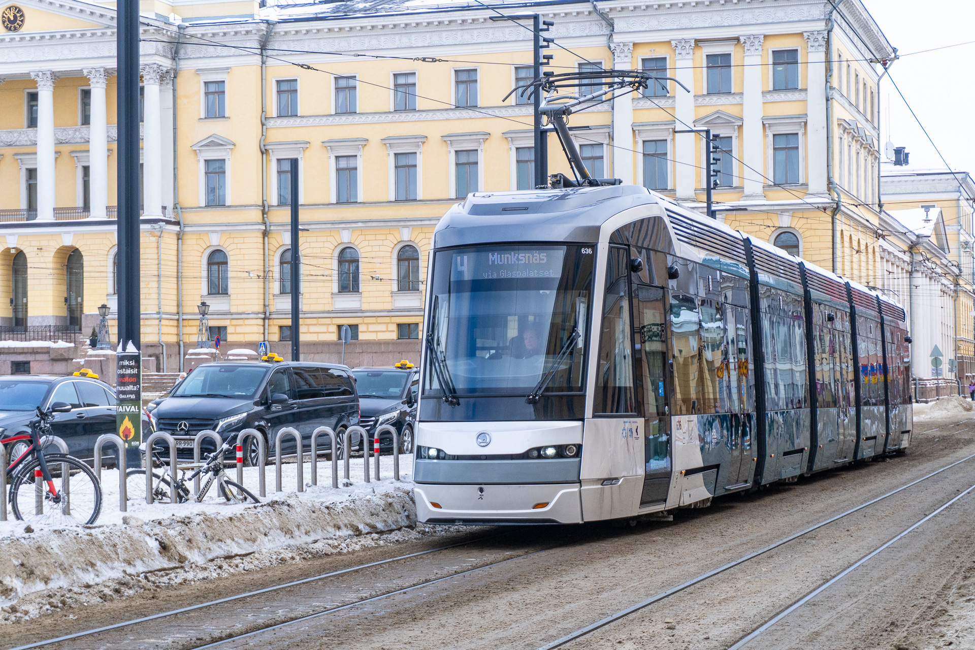 ヘルシンキ市内はトラム（路面電車）が走る。事前に交通局アプリ「HSL」で乗り放題パスを買うのがお得