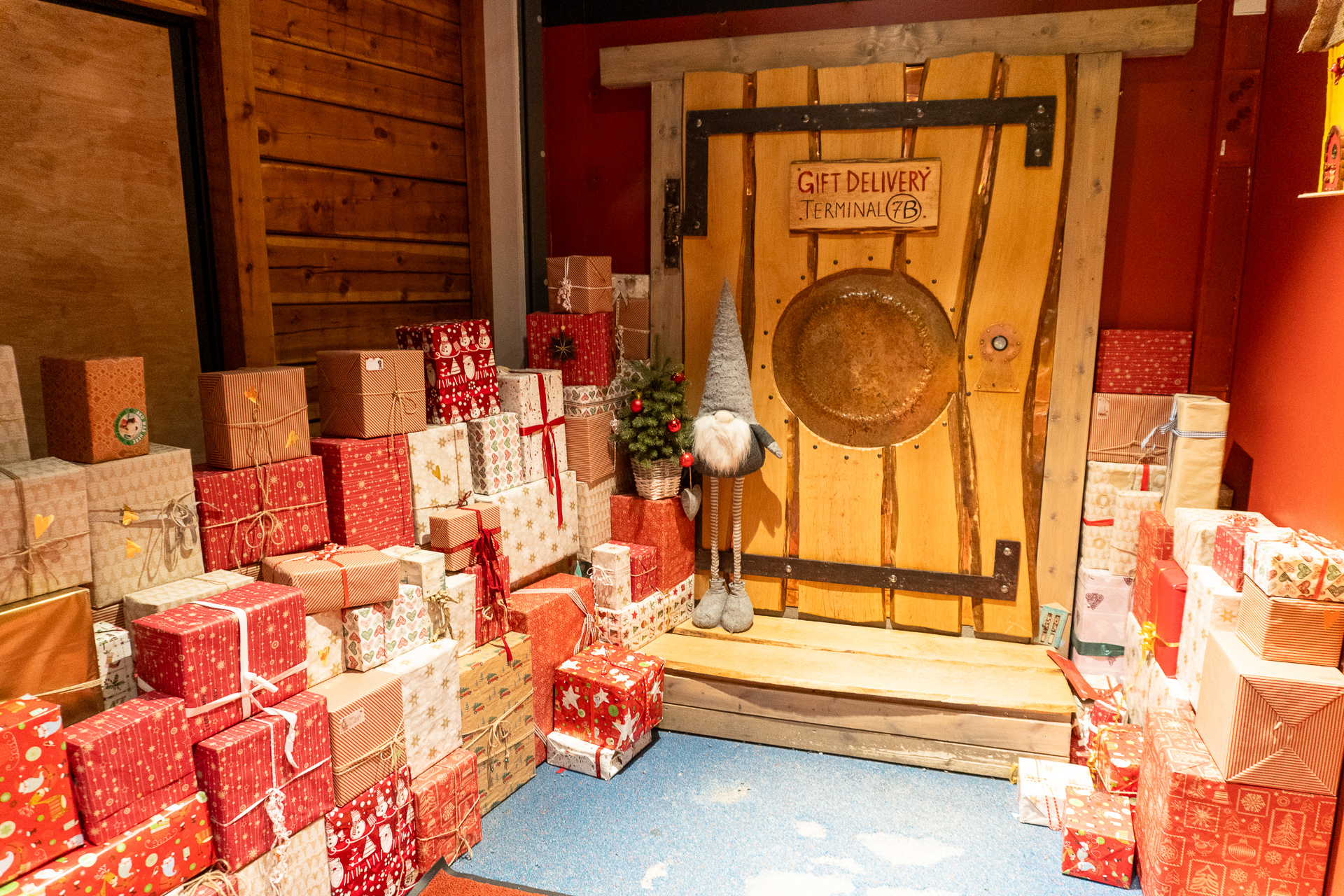 「ギフトデリバリーターミナル7B」に山積みの荷物など、クリスマス準備で忙しそうなサンタクロース村