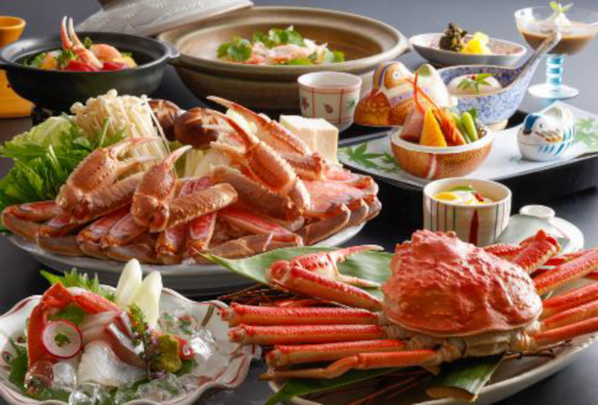 JR特急で行く各地の温泉宿やホテル、民宿で、冬の味覚「かに料理」を味わう。一部では「タグ付きかに」「ブリ」「とらふぐ」を一緒に堪能できるプランも
