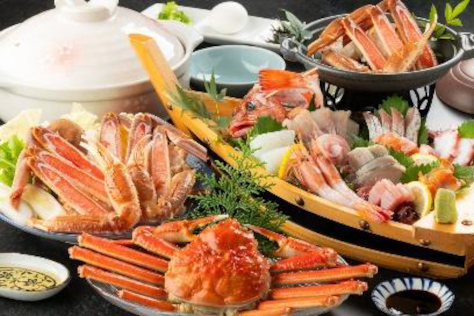 JR特急で行く各地の温泉宿やホテル、民宿で、冬の味覚「かに料理」を味わう。一部では「タグ付きかに」「ブリ」「とらふぐ」を一緒に堪能できるプランも