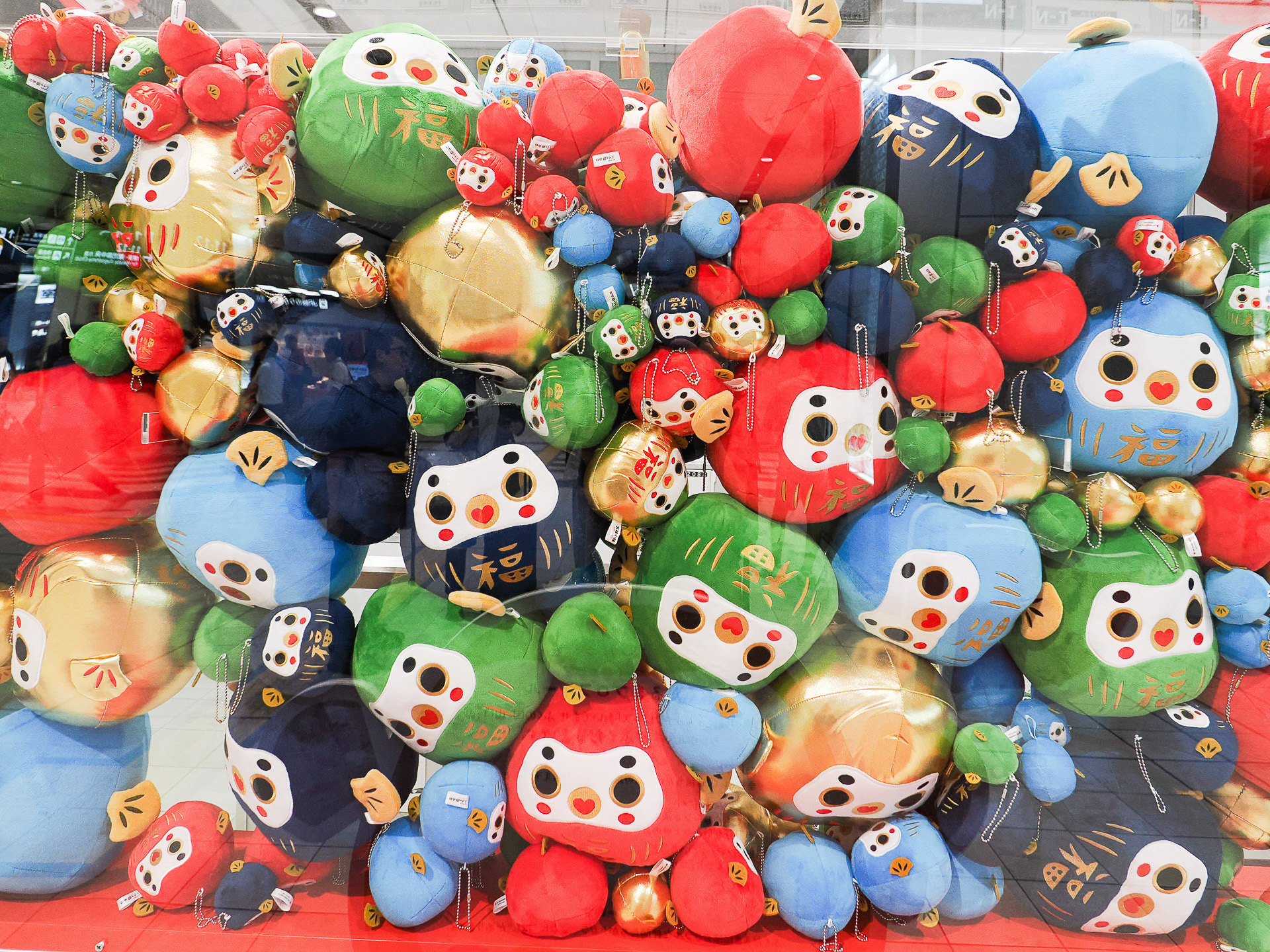 「おいでませ ふくの国、山口」シンボルキャラクターの「ふくだるま」ぬいぐるみが詰め込まれている