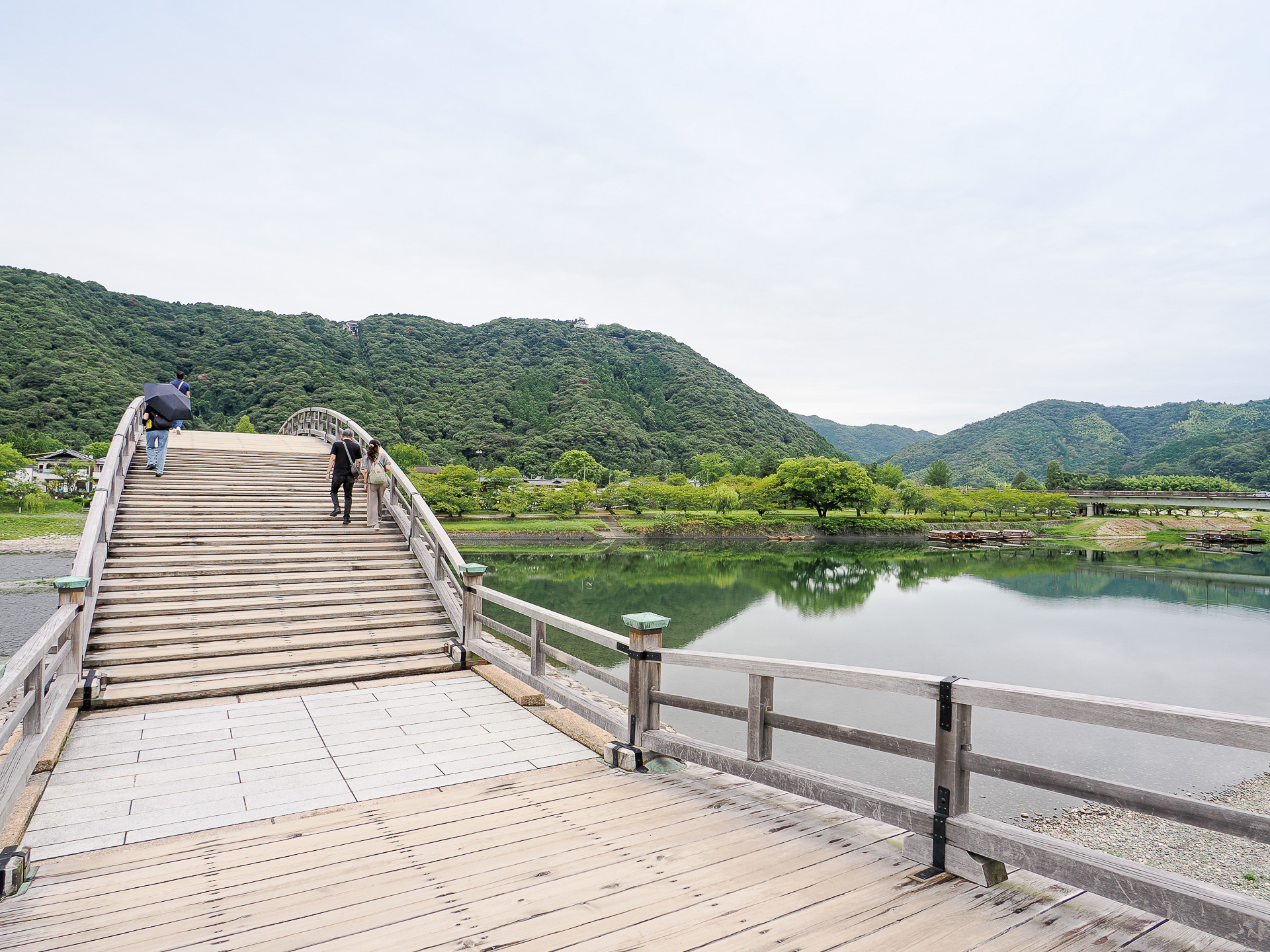 錦帯橋の上からの景色。下を流れるのは錦川