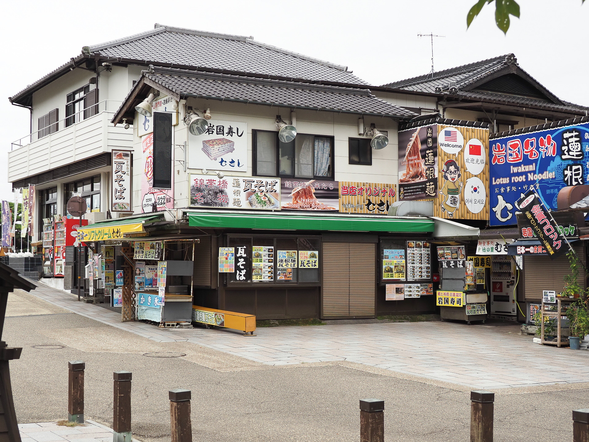 近隣にはおみやげ店や食堂などがたくさんある