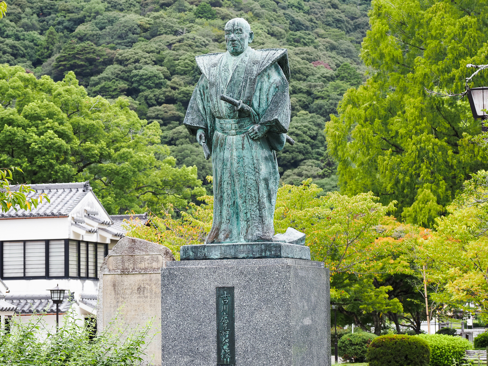 近くには吉香公園がある。錦帯橋を作った吉川広嘉（きっかわひろよし）の像が建っている