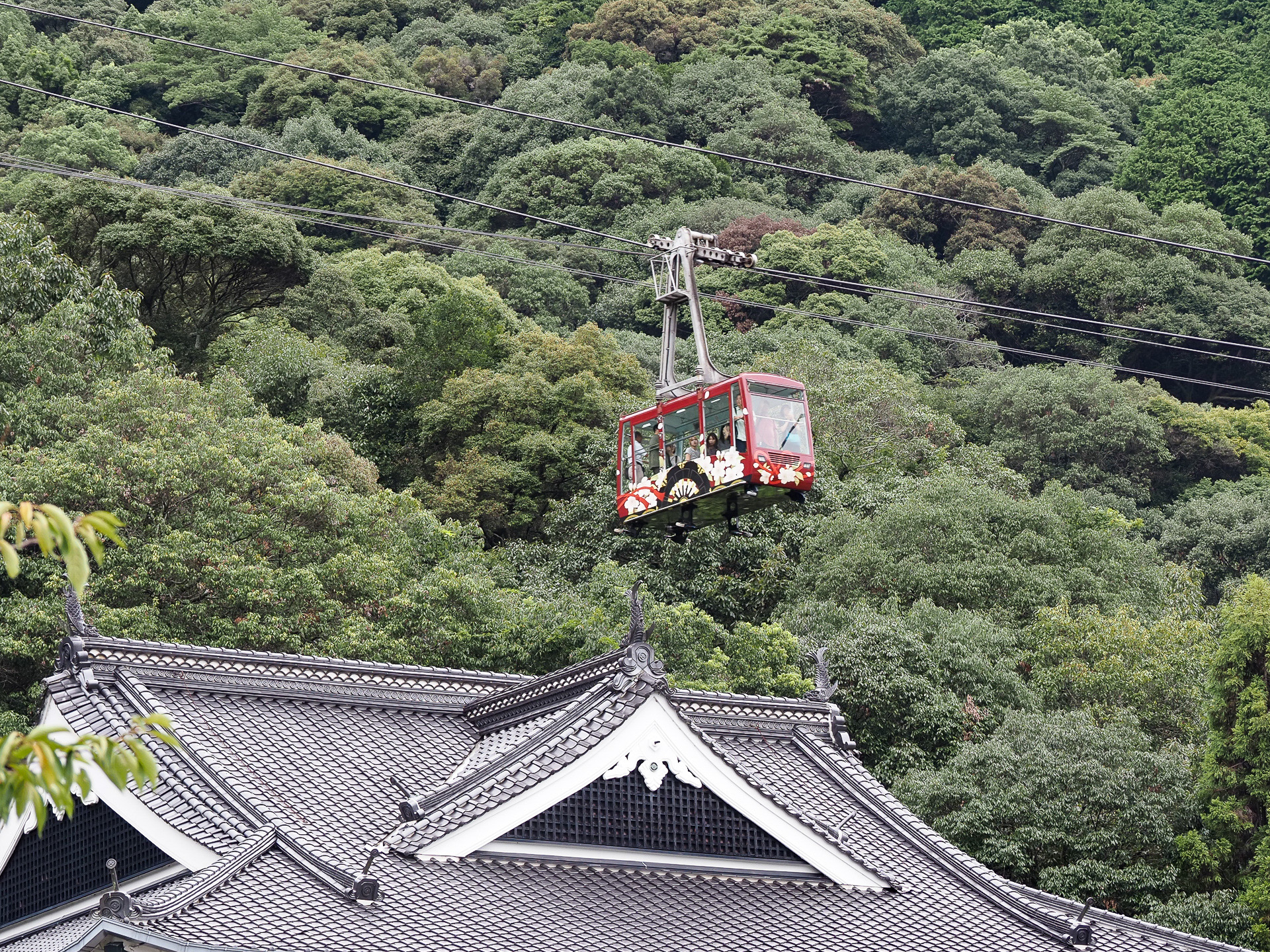 ロープウェーで岩国城のある山頂を目指す