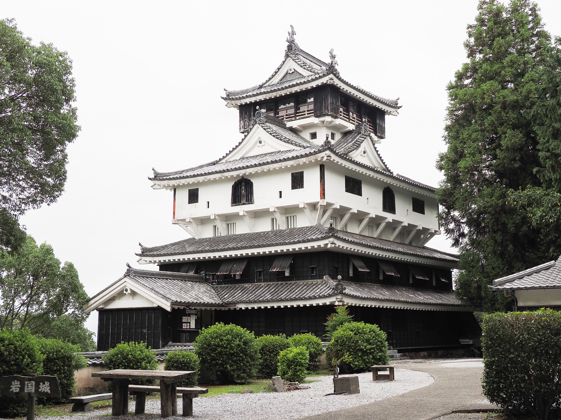 岩国城天守。岩国藩初代藩主 吉川広家によって1608年に築かれたが、7年後に一国一城令にて壊されている。現在あるものは、山麓から見えやすい場所に変え、1962年に再建されたもの
