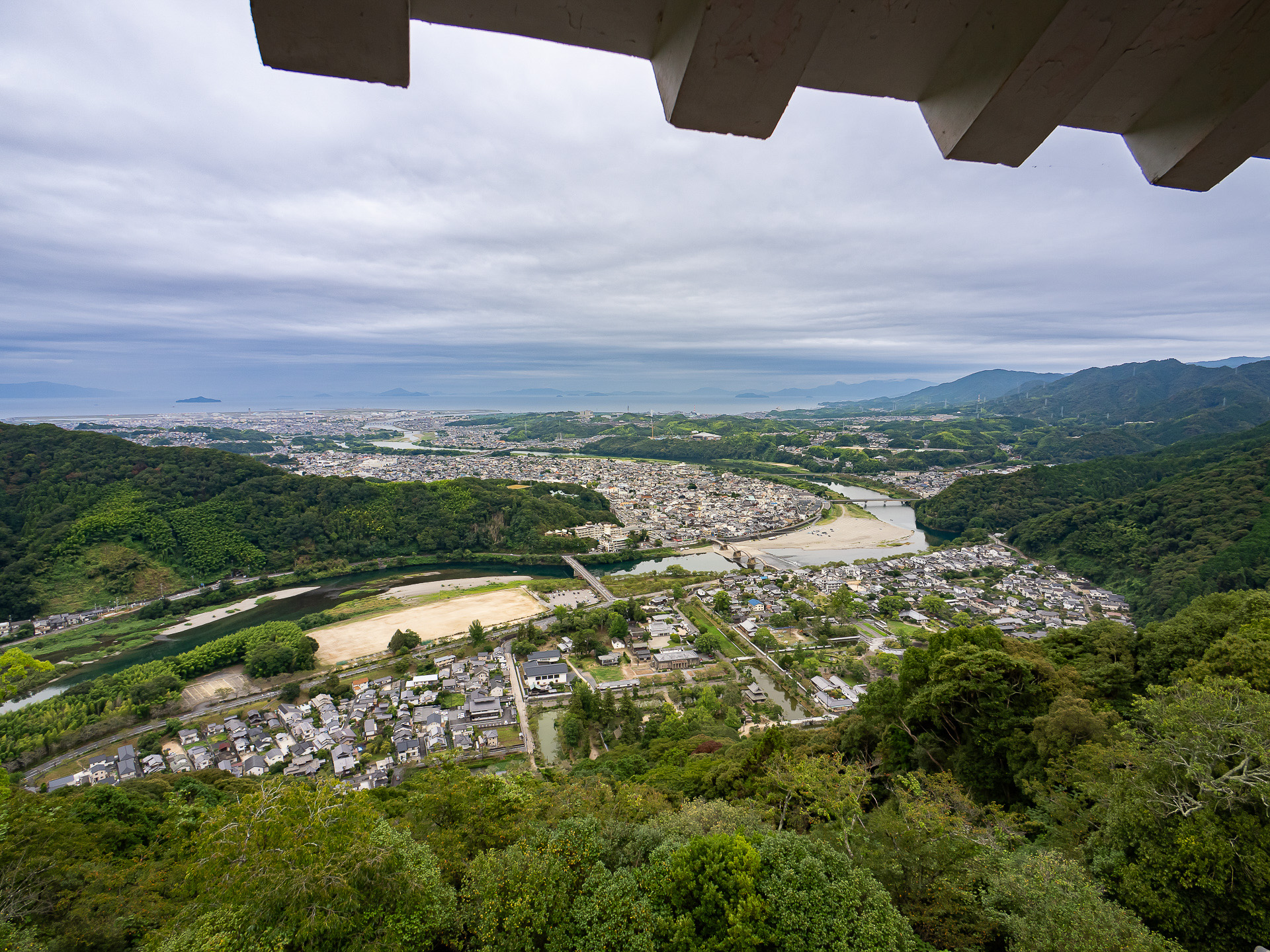 岩国城天守の最上階からの眺望。瀬戸内の島々まで見渡すことができる