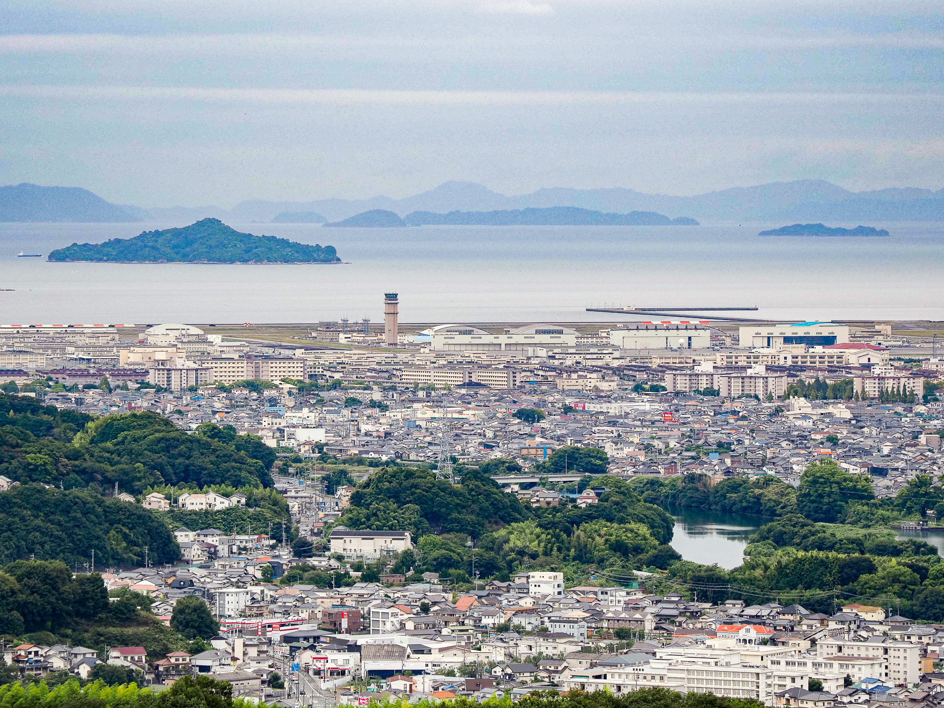 海岸沿いに見える岩国基地。自衛隊と米海兵隊が共同使用。民間航空も岩国錦帯橋空港として利用