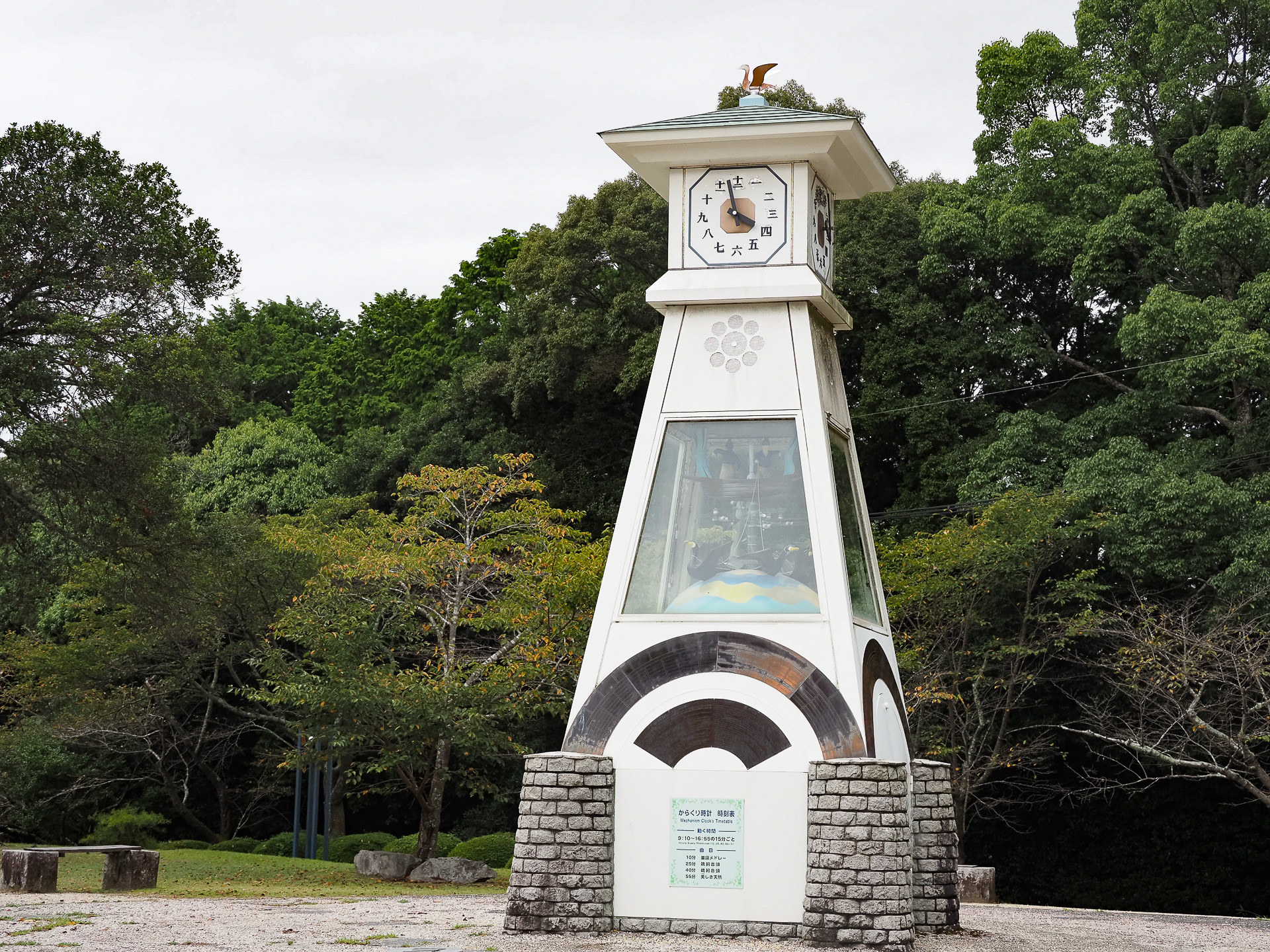 ロープウェー山頂駅付近にあるからくり時計。時刻を告げるときに鵜が回転する