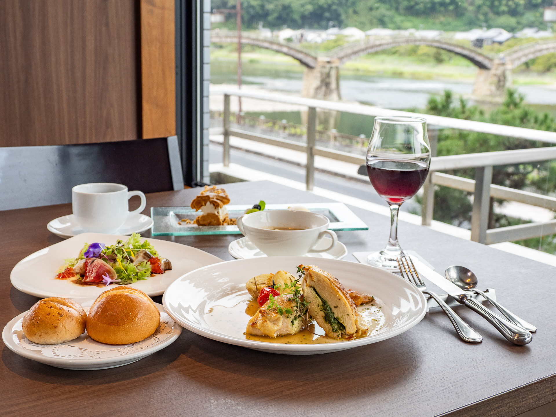 昼食は錦帯橋わきにある岩国国際観光ホテルで「tabiwa限定 長州どりのステーキランチコース」をいただく