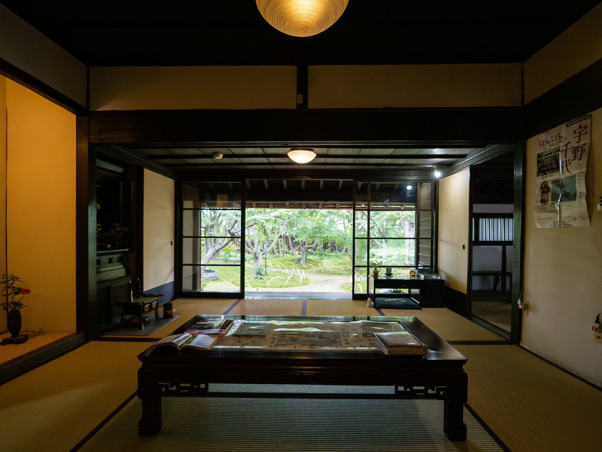 一番広い居間。右に執筆用の机が庭を向くように置かれている