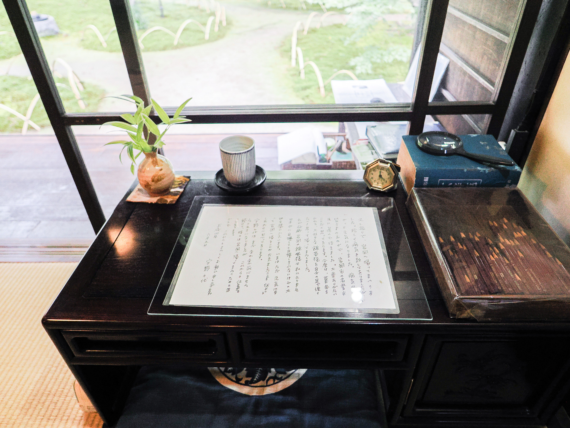 執筆用の机には、宇野千代さんが書いた手紙が置かれていた