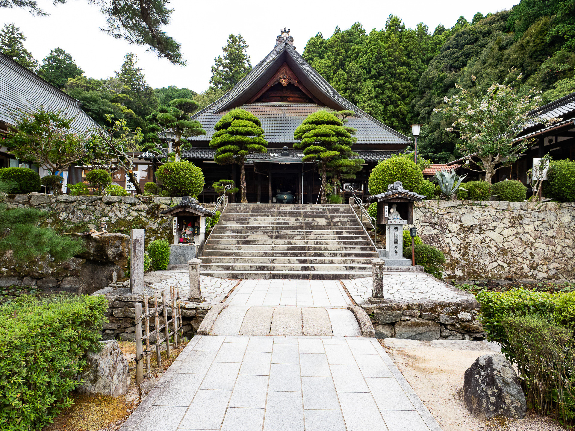 瑠璃光寺の境内