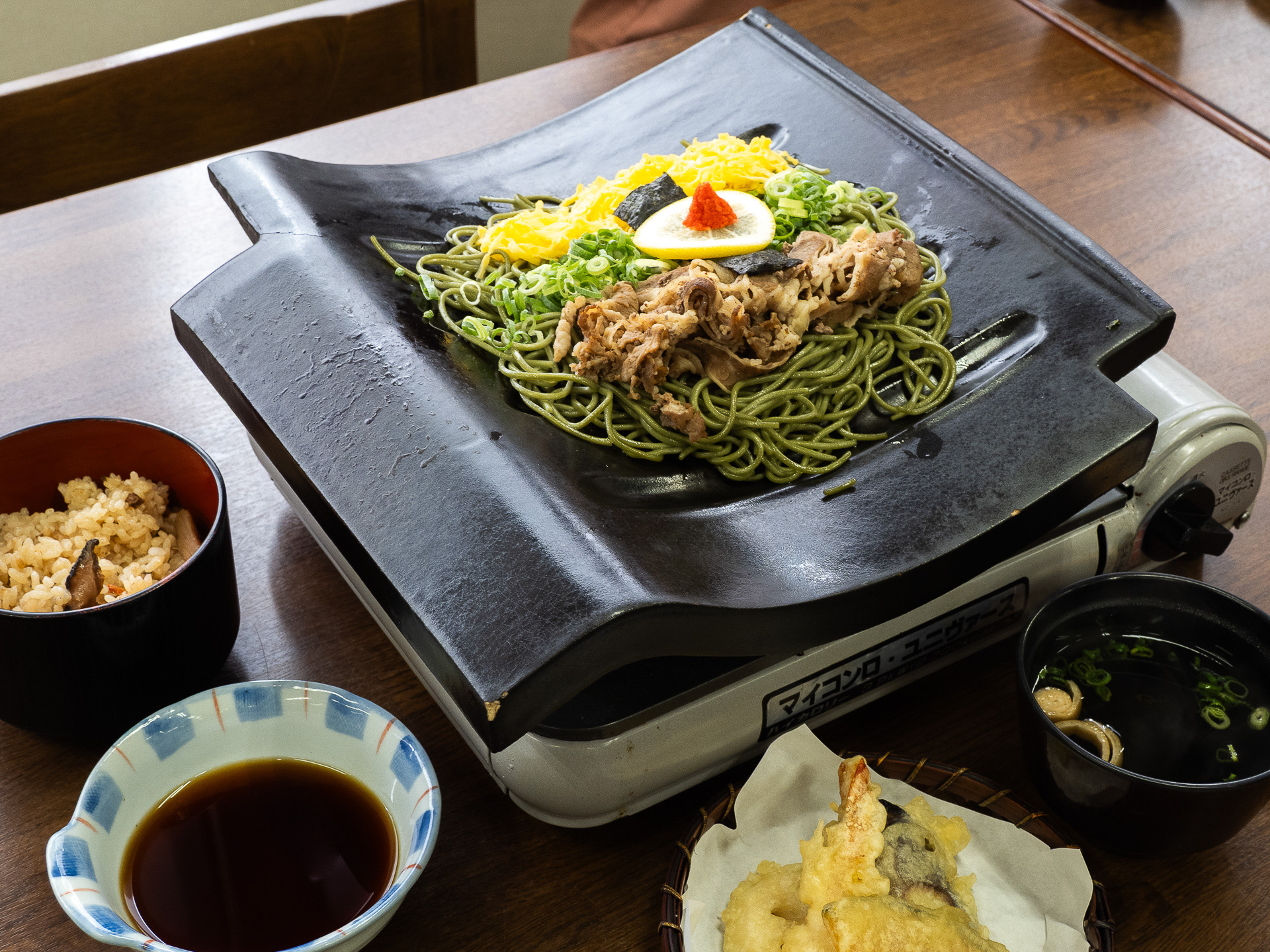 レストラン香山で山口名物の「瓦そば」をいただく。瓦の上で茶そばを焼いて、肉などと混ぜて食べる。山口を訪れたらぜひ食べてみたい地元グルメ