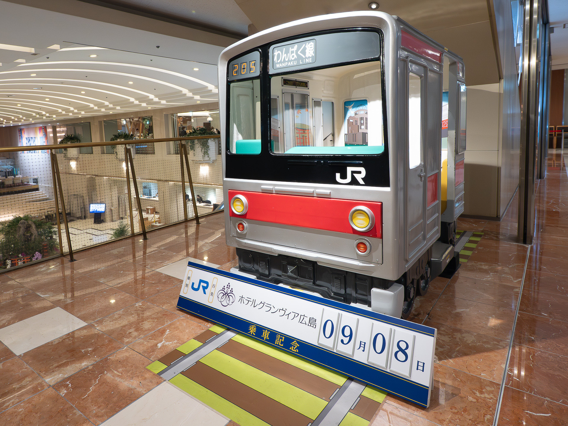 2階に電車の記念フォトスポットがあった