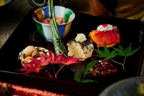 前菜：戻り鰹と秋茄子の重ね和え、季節の小鉢もの 柿と生ハムチーズ 秋刀魚の炙り寿司 秋鮭の西京焼き 塩入り銀杏とむかご
