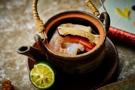 お吸物：松茸と旬魚の土瓶仕立て 酢橘 三つ葉
