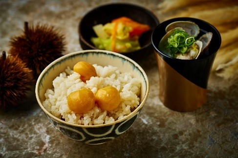 お食事：栗ご飯 赤だし 香の物