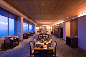 日本料理「舞扇」。地元の旬野菜や近海で採れた海の幸をふんだんに使う和食コースを提供