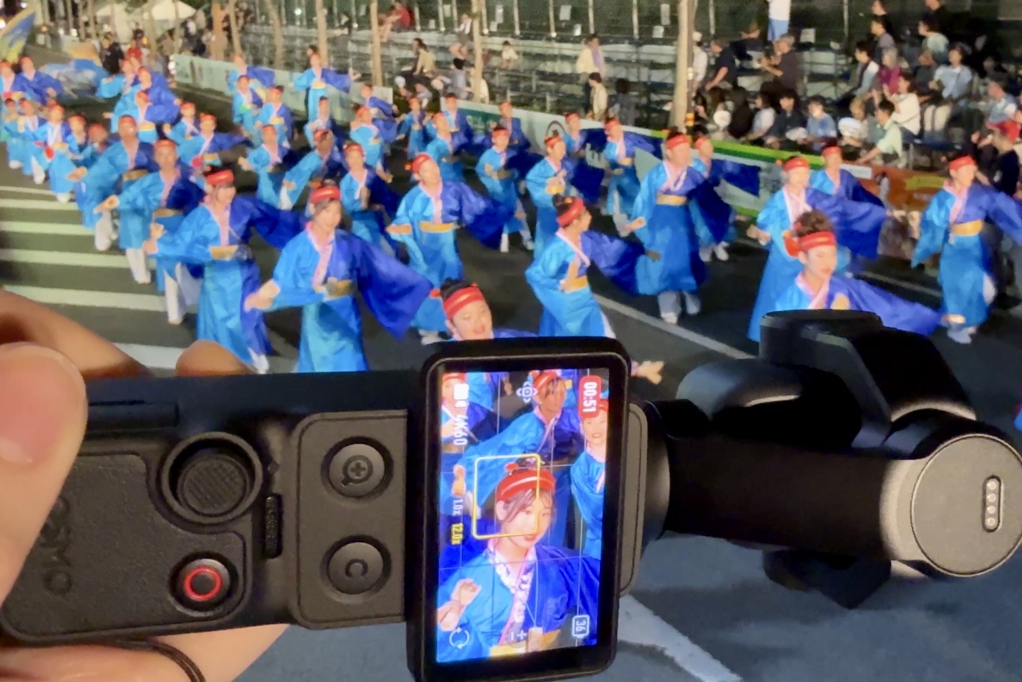 画面を横向きにしたまま本体の向きを変えることで、ズームボタンやカスタムボタンを利用しながら縦動画が撮影できる