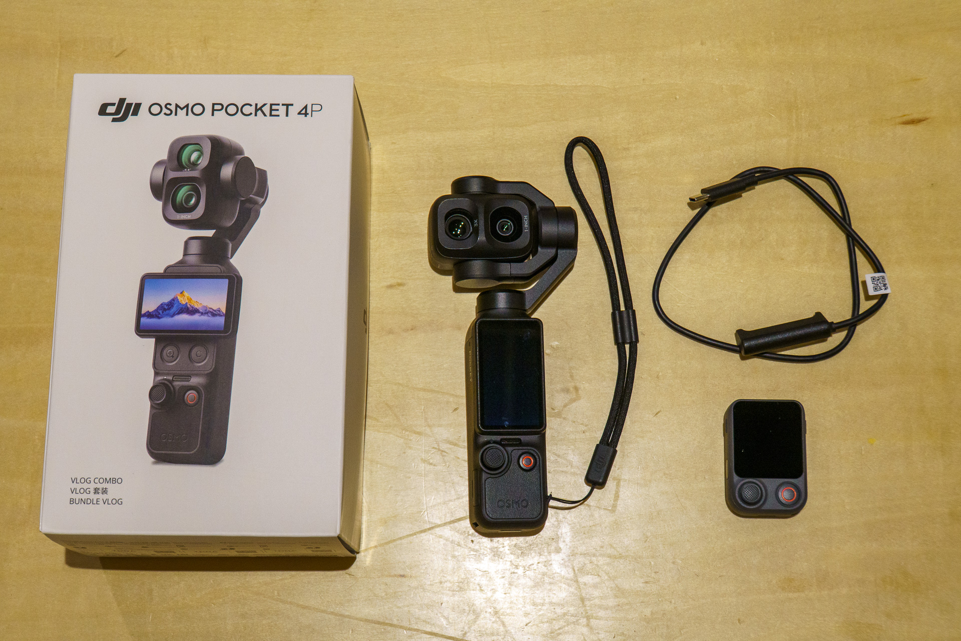 Osmo Pocket 4PのVlogコンボに同梱されている「Osmo FrameTap」リモコンと充電ケーブル