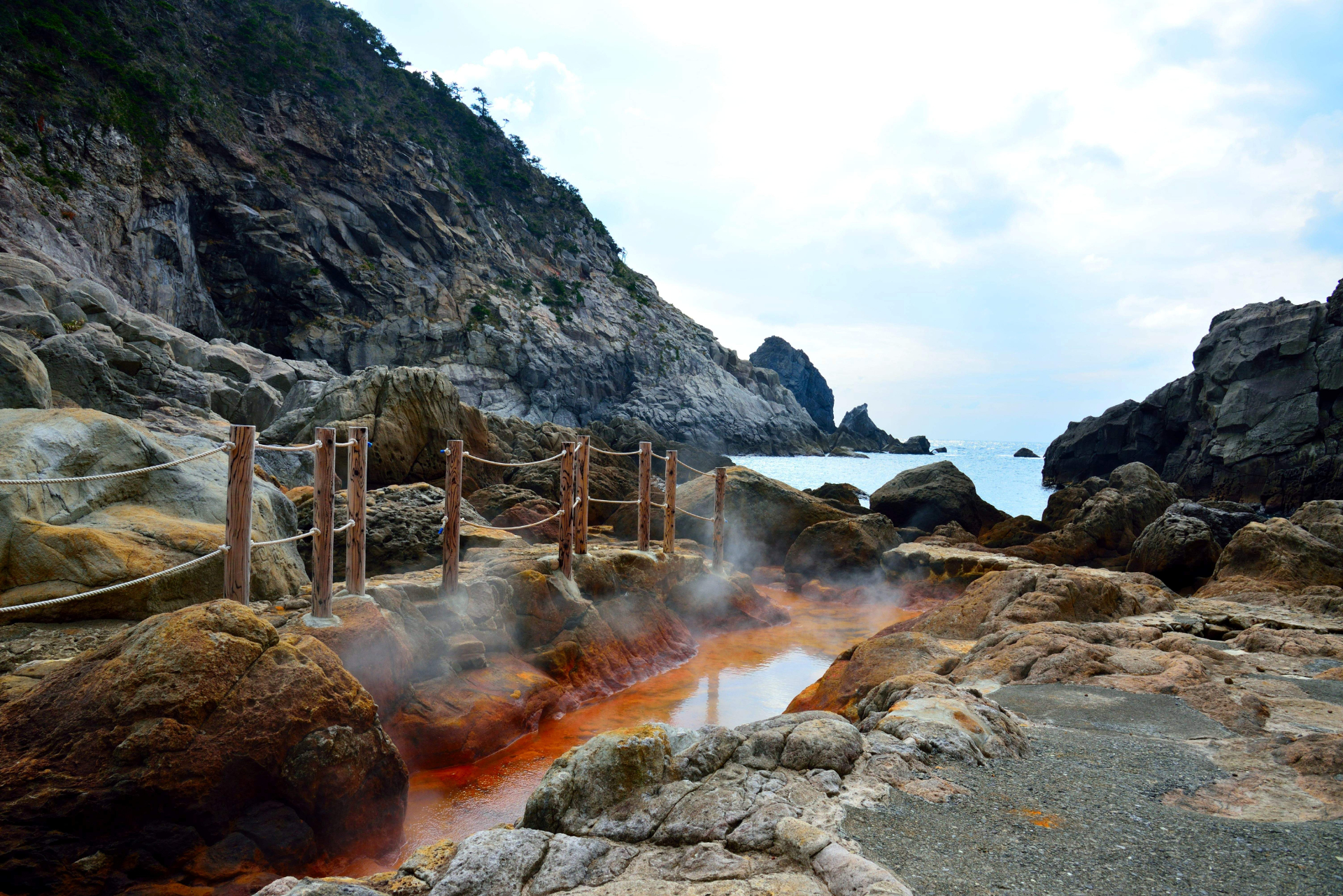 式根島の海岸の岩場に湧き出る「地鉈温泉」
