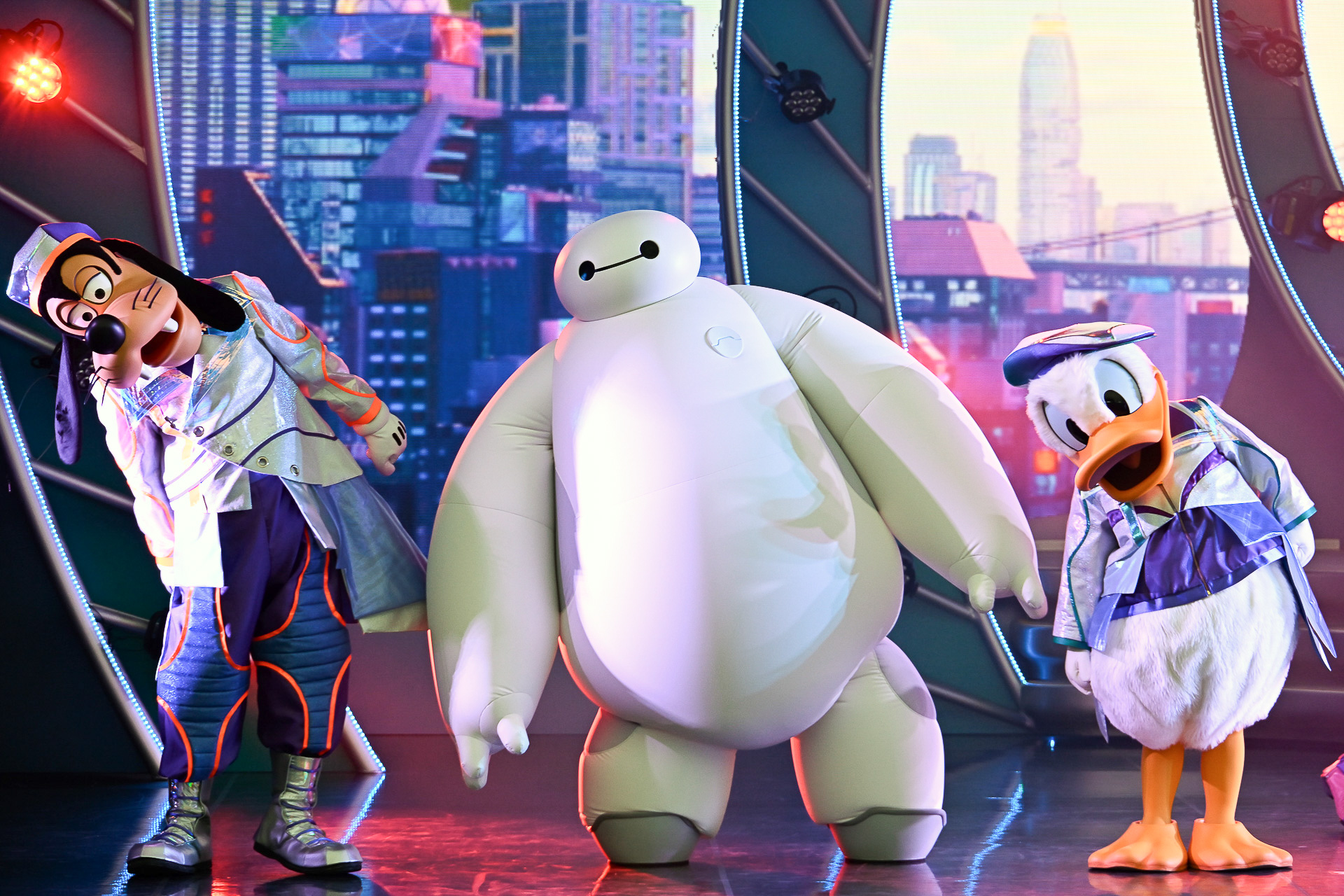 ベイマックスもステージショー初登場。2キャラともトゥモローランドに関係深い