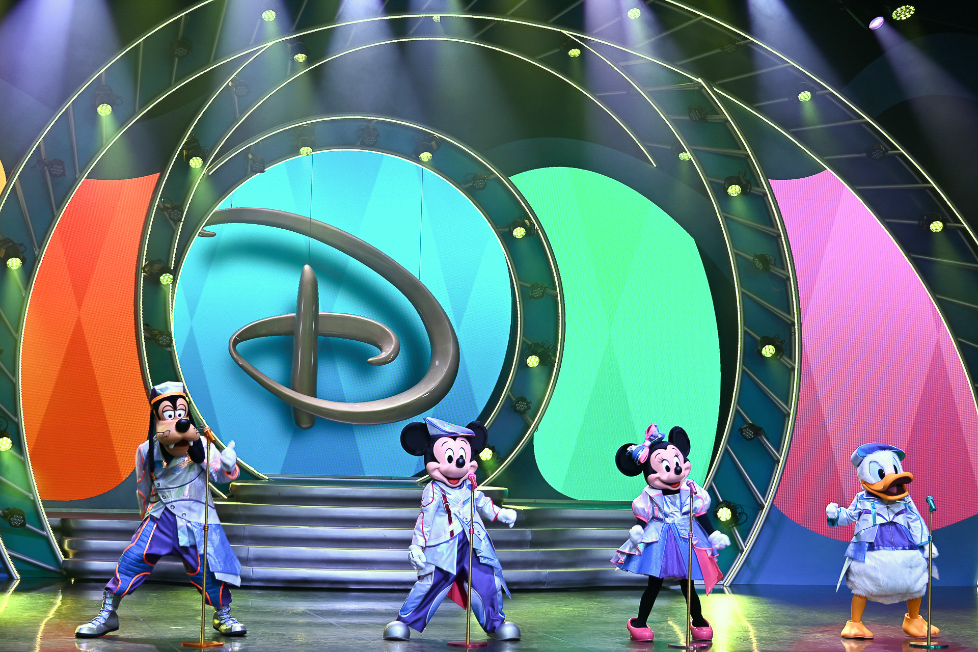 ポップなアレンジの「It's A Small World」と一緒にミッキーマウスたちがパフォーマンス