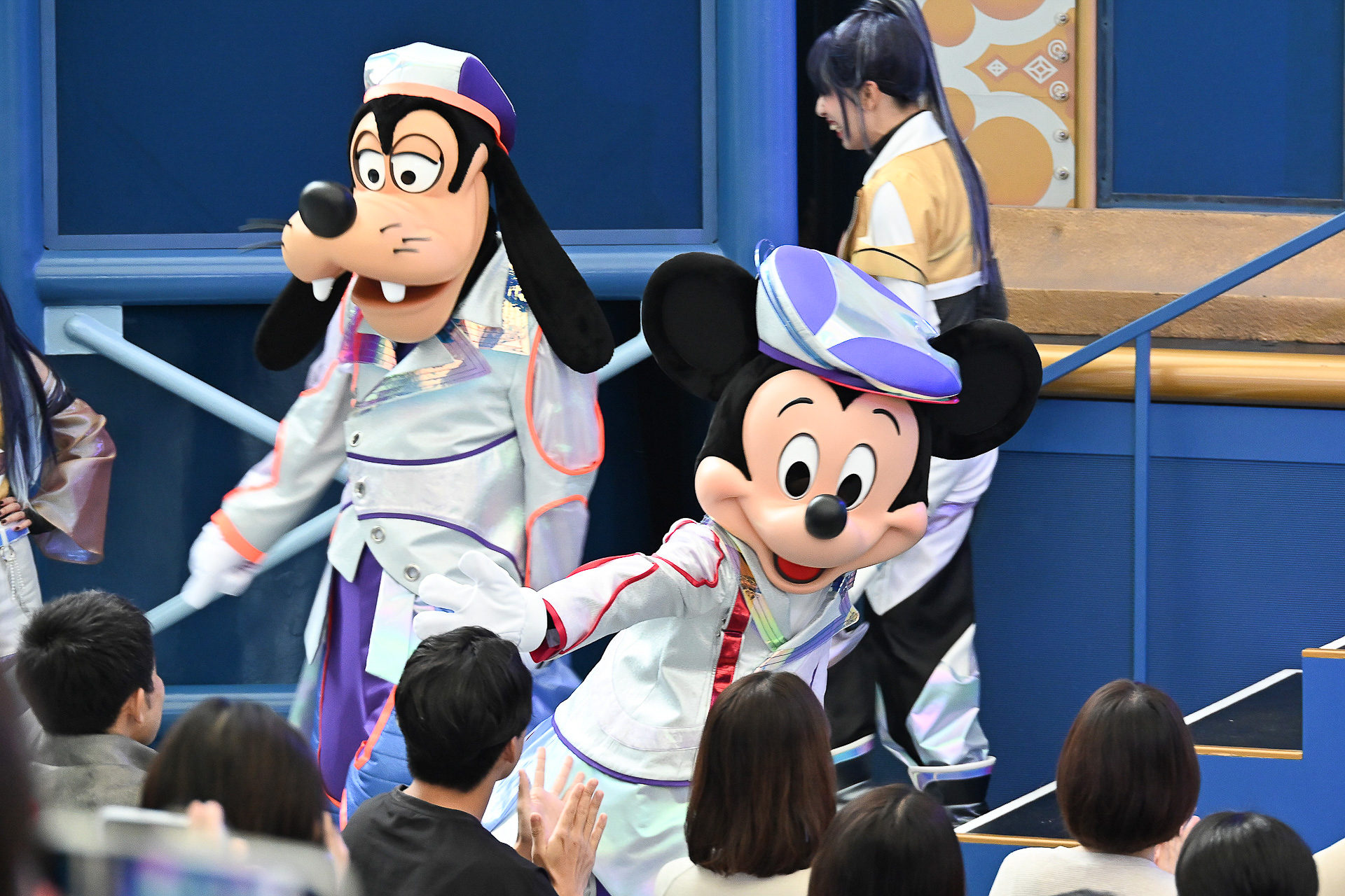 通路にキャラやダンサーたちが向かい、空間全体で音楽を楽しむ