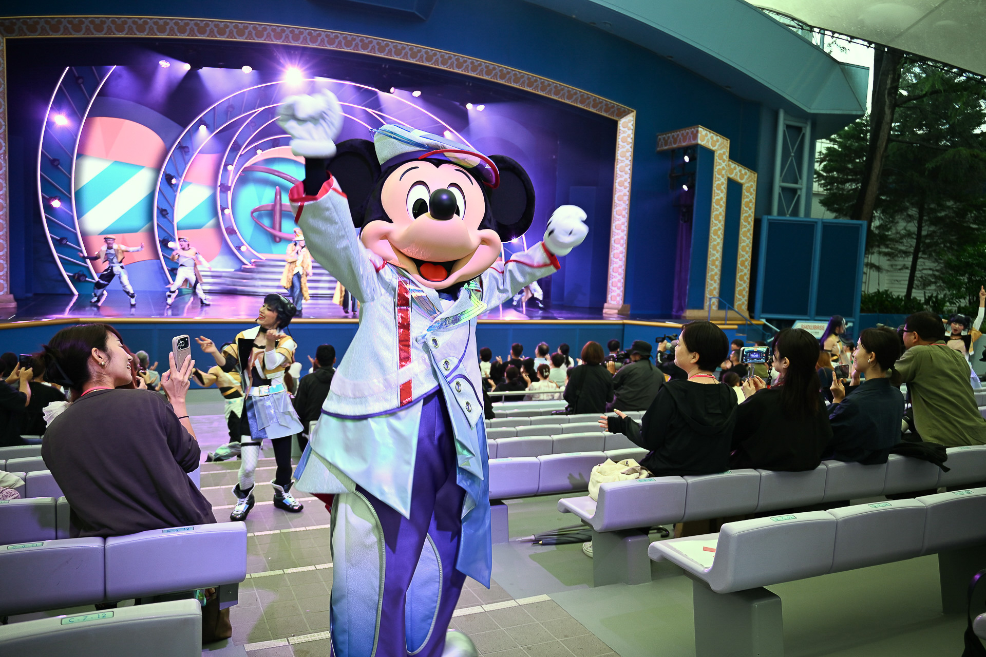 通路にキャラやダンサーたちが向かい、空間全体で音楽を楽しむ