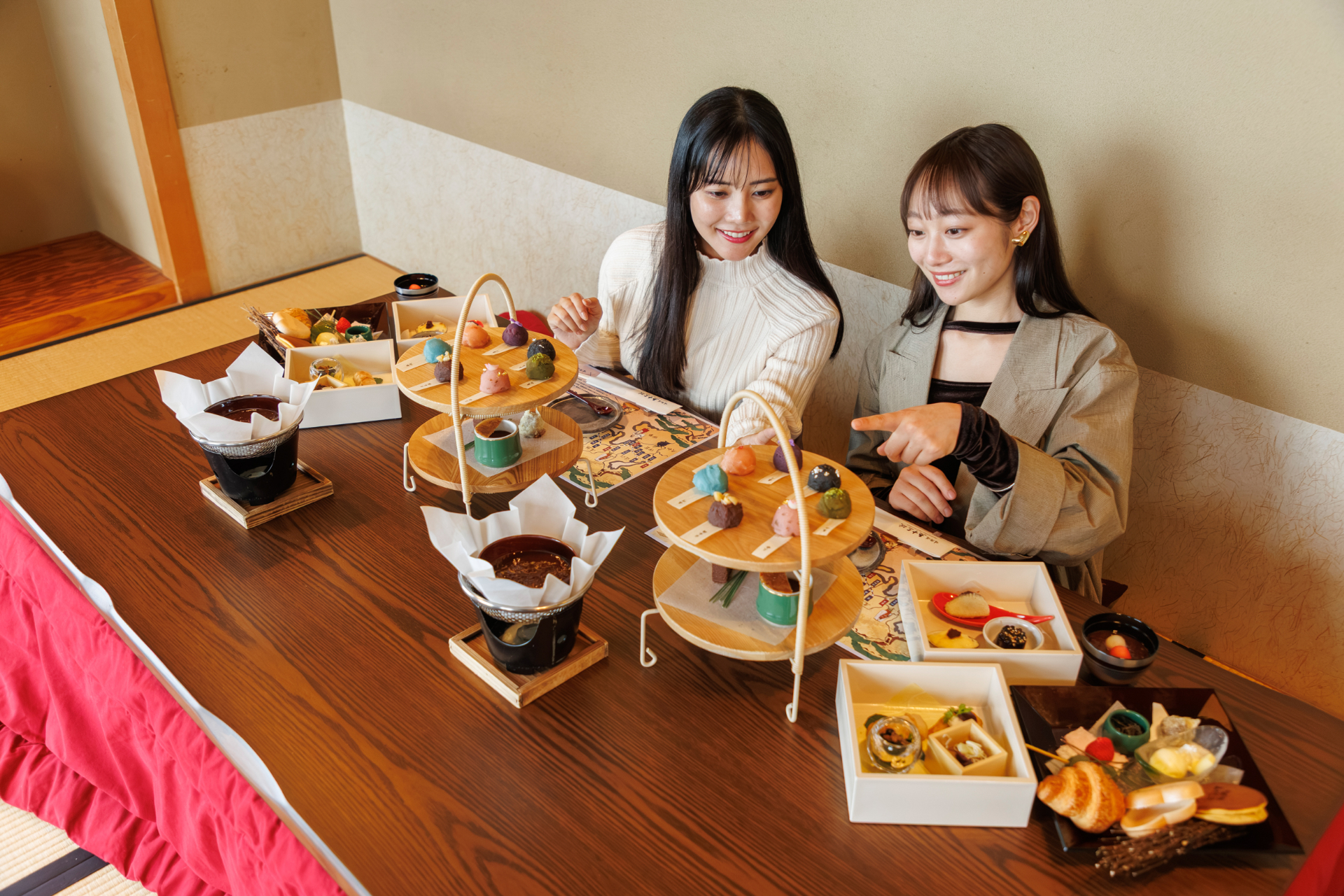 高層階から望む冬の絶景とこたつの温もりを一緒に楽しめる、1日2組限定「おこた特別席」