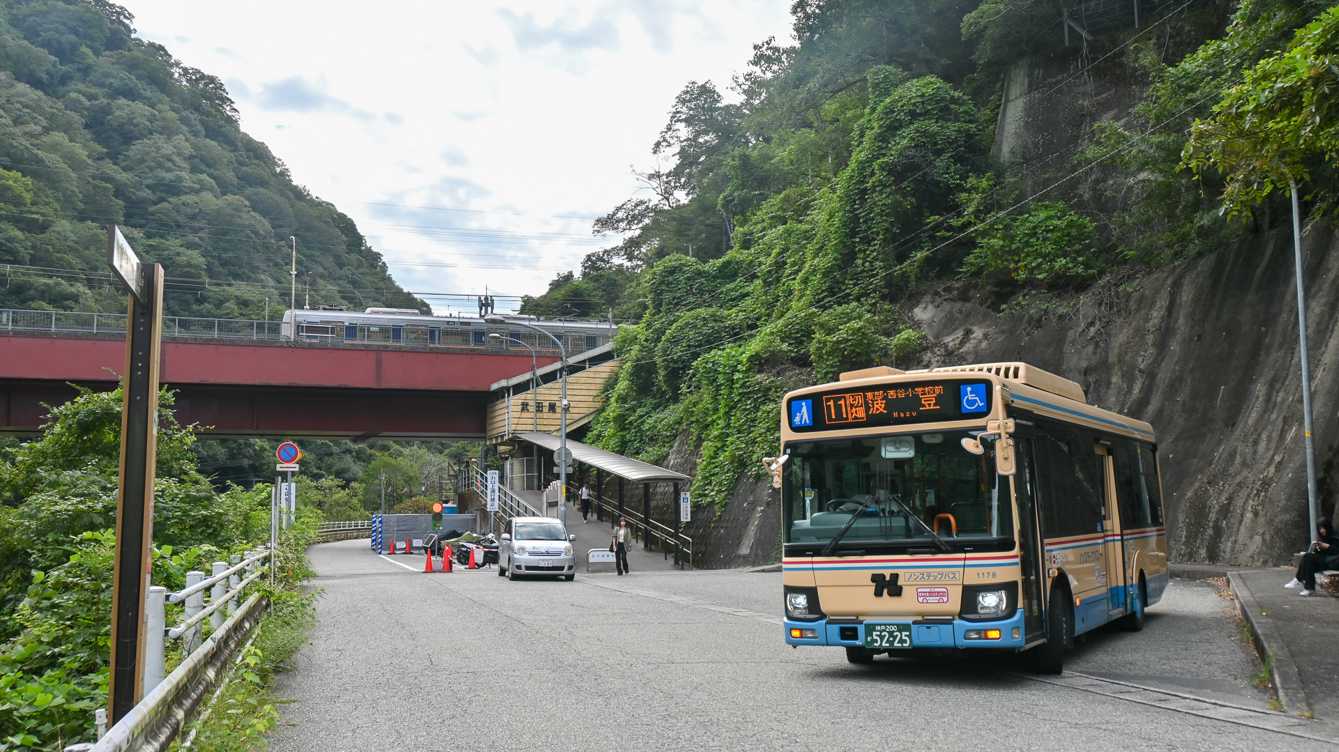 JR武田尾駅の列車をバックに停車する阪急バス
