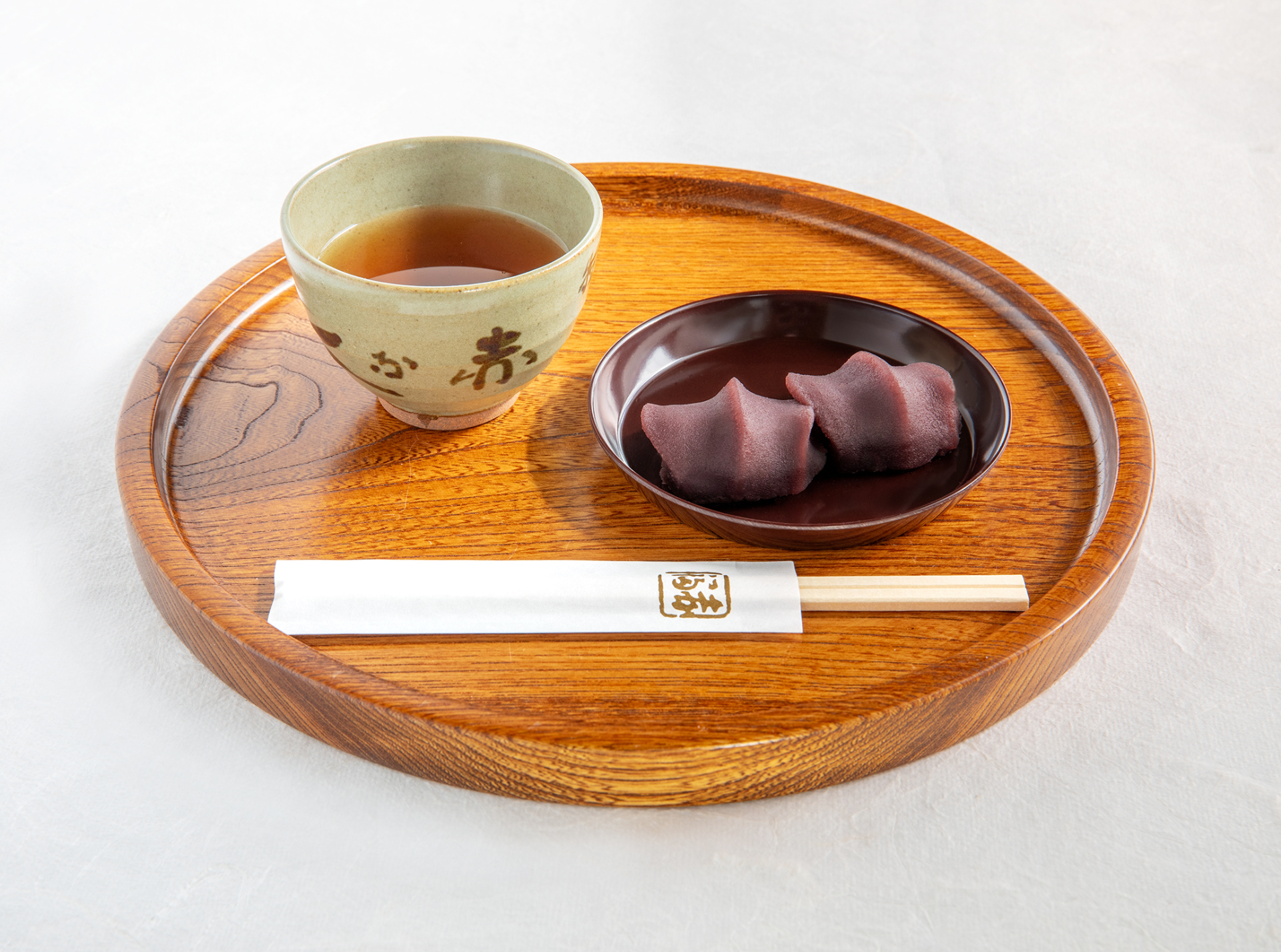 つくりたての赤福餅（イートイン2個ほうじ茶付き400円）