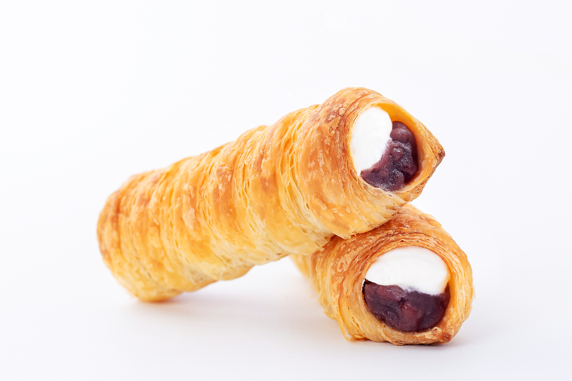 あずきコルネ和三盆クリーム（1本350円、イートインあずき茶付き700円）