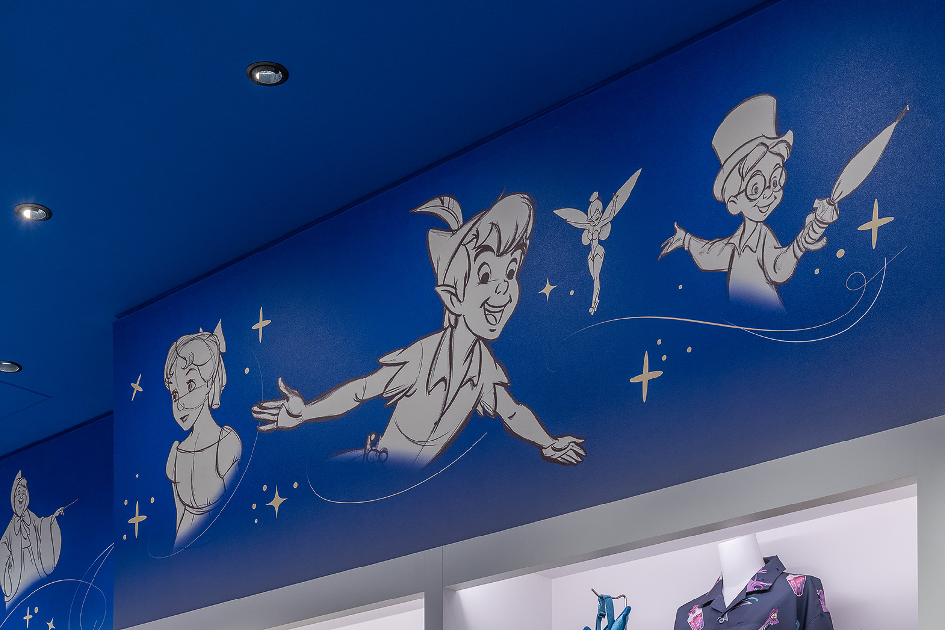 店内には、ディズニーキャラクターのアートが多数描かれている