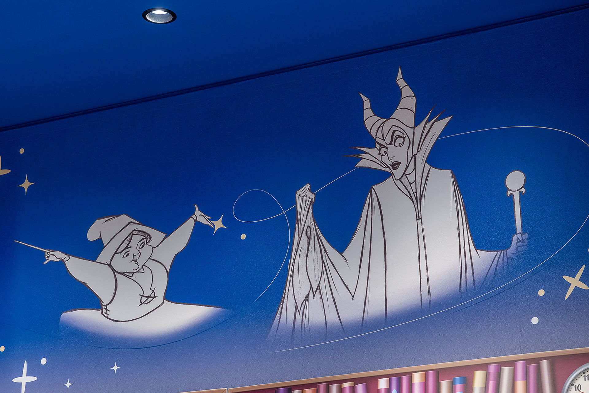 店内には、ディズニーキャラクターのアートが多数描かれている