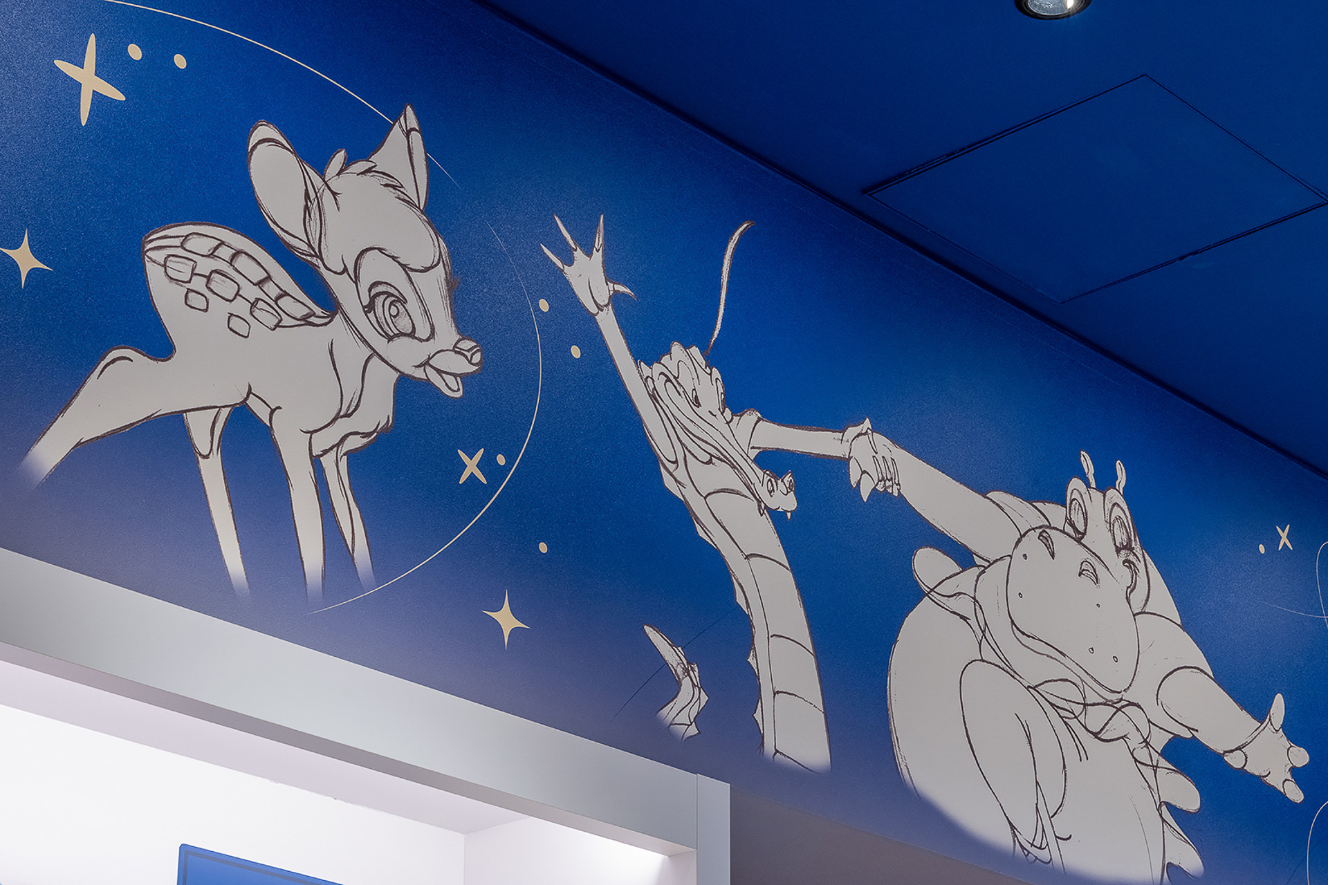 店内には、ディズニーキャラクターのアートが多数描かれている